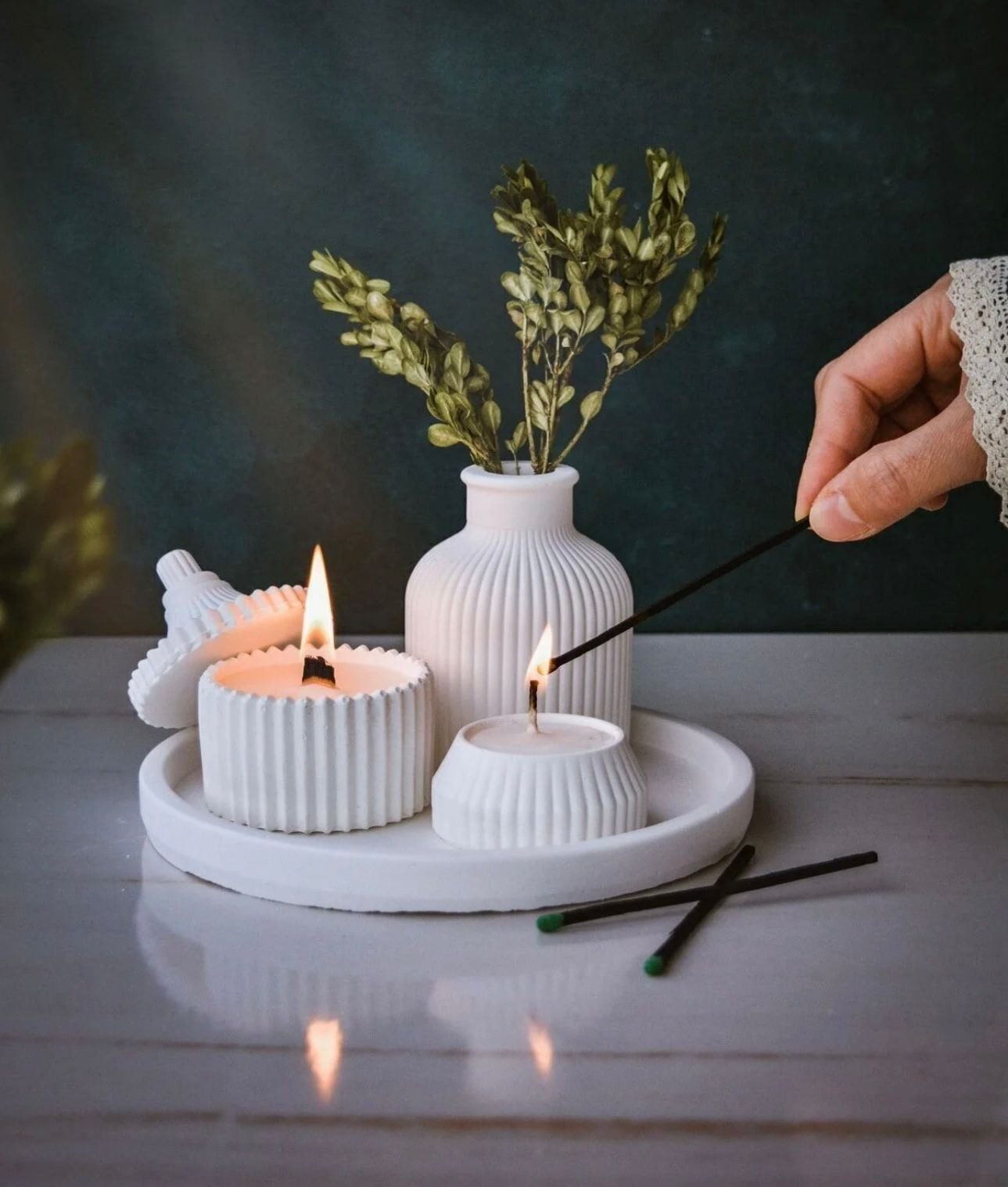 L'Essentiel Maison Duftkerze Cirrus Weiß (Set, 5-tlg., mit Duftkerzen, Beton, 5-teilig), Dekoset, Beton, Sojawachs Kerzen, Vanille Amber Duft