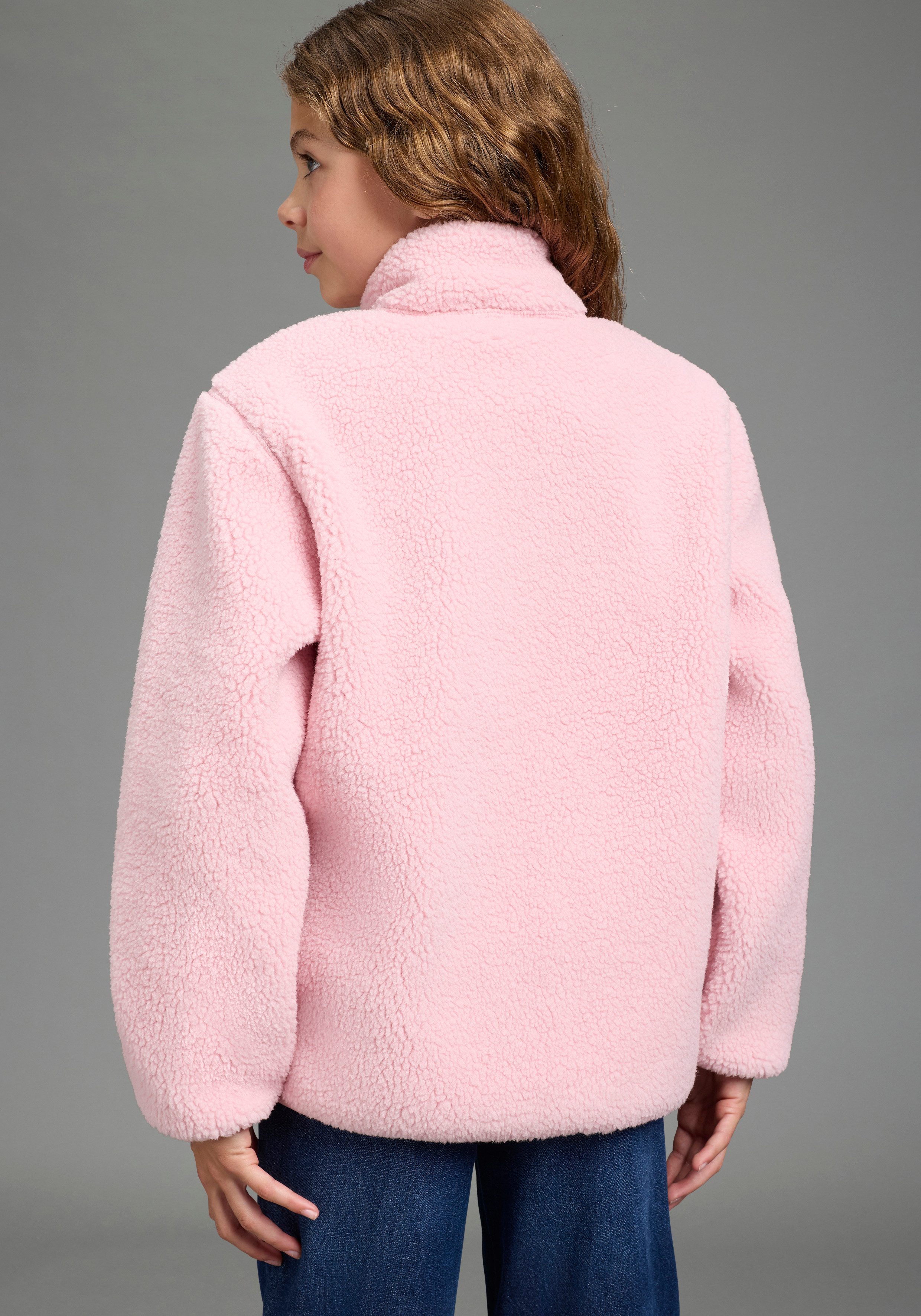 KIDSWORLD Fleecejacke Kuschel-Teddyplüsche Jacke mit Taschen in Herzform Weiche Fleecejacke mit Stehkragen, aus Plüsch-Polyester – Bild 2 von 5