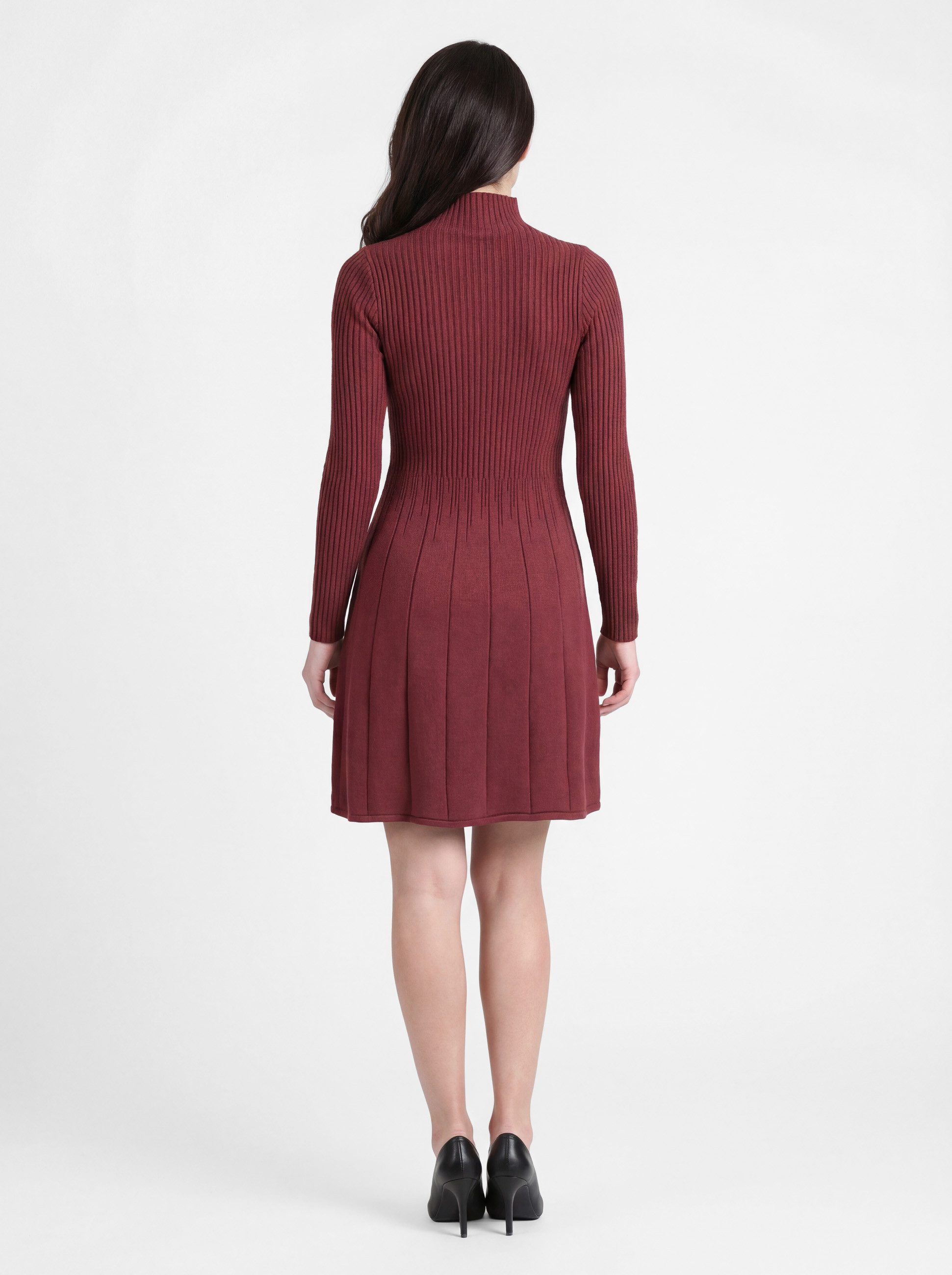 PEKIVESSA Strickkleid Kurzes Rippstrick-Kleid tailliert mit ausgestelltem Rockteil