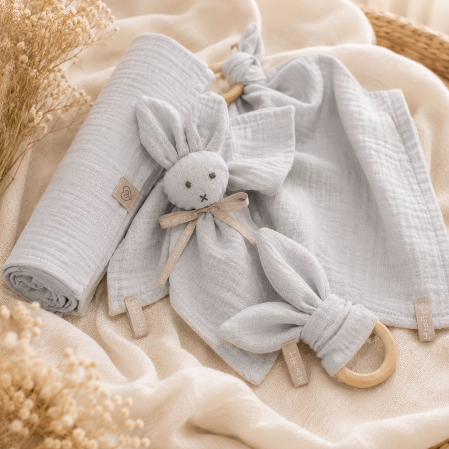 Babymajawelt Neugeborenen-Geschenkset Musselin Geschenk Set 4 tlg Beißring Knistertuch etc. (Motorik & Sinne Set, 4-tlg., 4 Teile: Beißring, Beißtuch, Kuscheltier, Musselintuch) Geschenk zur Geburt, Erstausstattung Besonders Weich & Zart