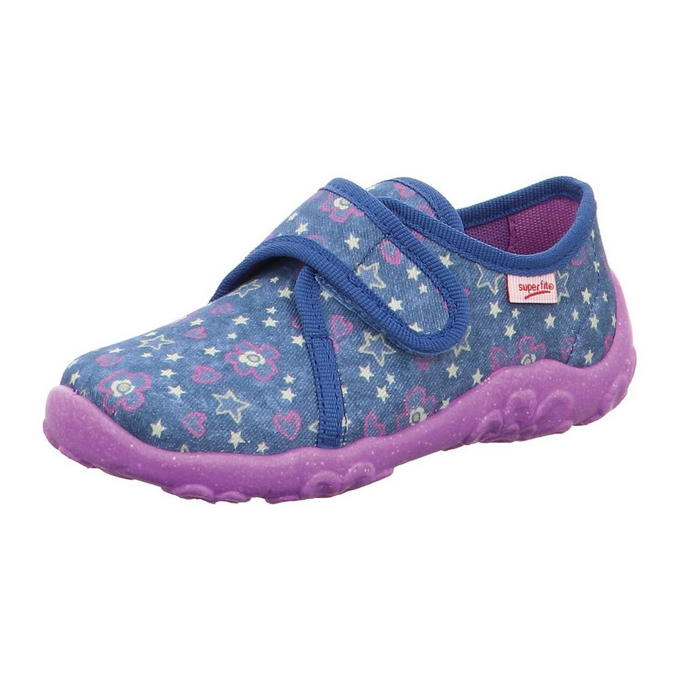 Aus einem chinesischen mädchen schuhe ausziehen