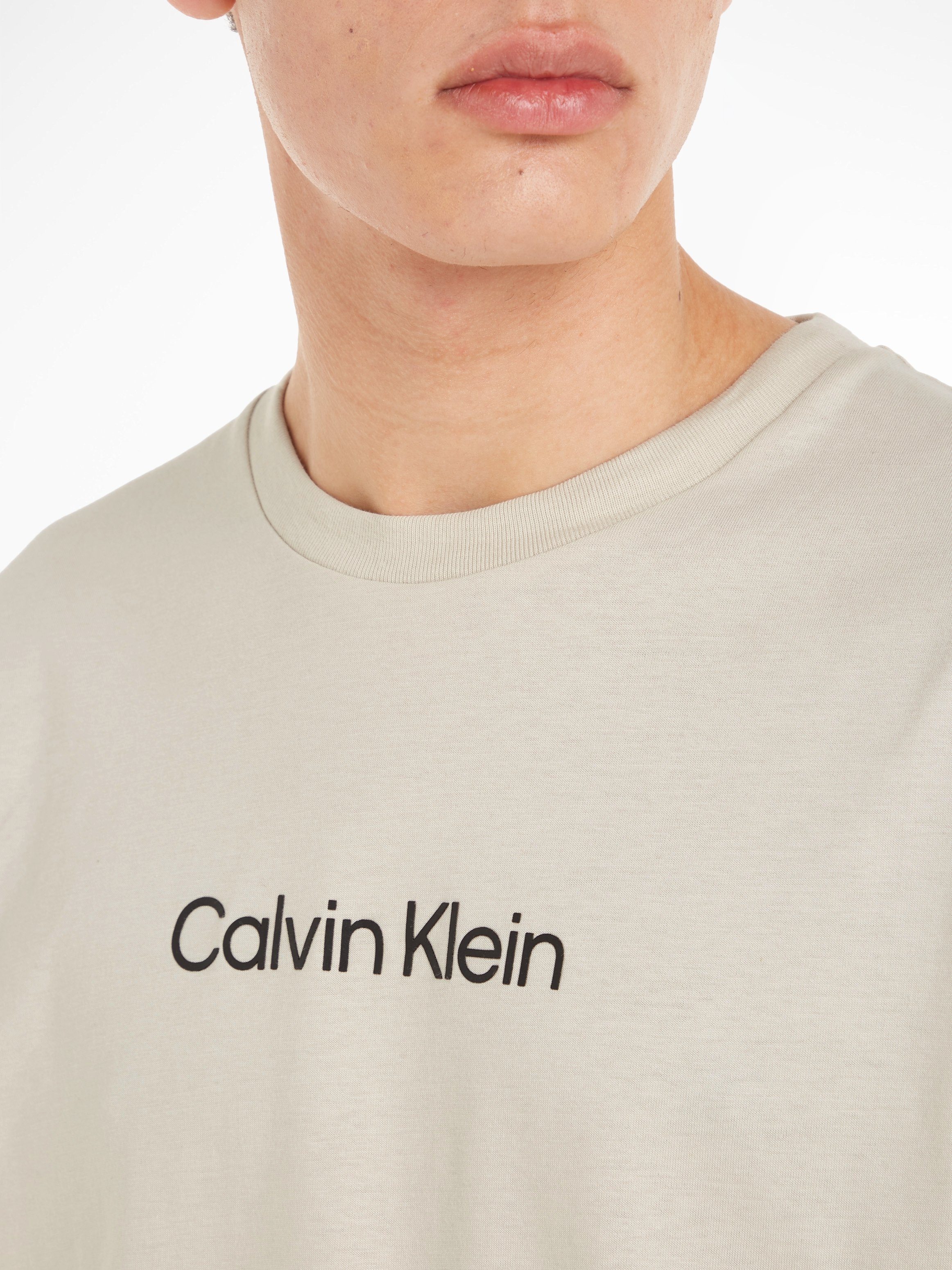 Calvin Klein T-Shirt HERO Beige Markenlabel aufgedrucktem LOGO COMFORT T-SHIRT mit Stony