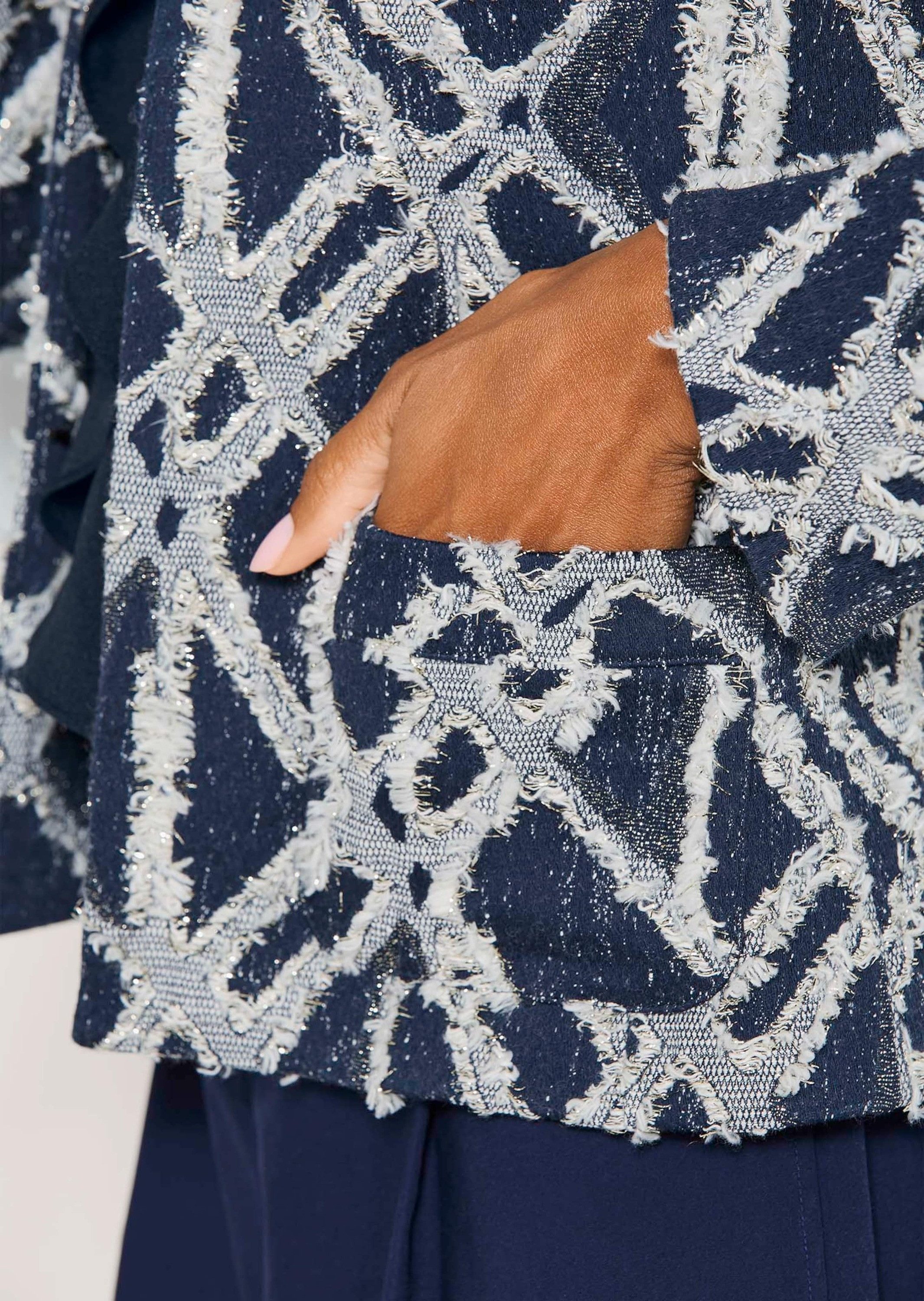 MADELEINE Kurzblazer Jacquardblazer mit Fransen Glanzblazer mit Rundhals, Hakenverschluss, Taschen und Langarm – Bild 4 von 5
