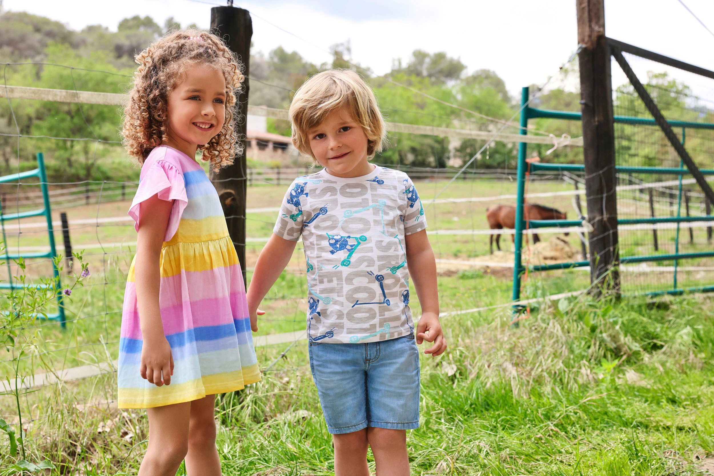 Blue Seven Sweatkleid (1-tlg) mit süßem Volants an den leicht überschnittenen Schultern
