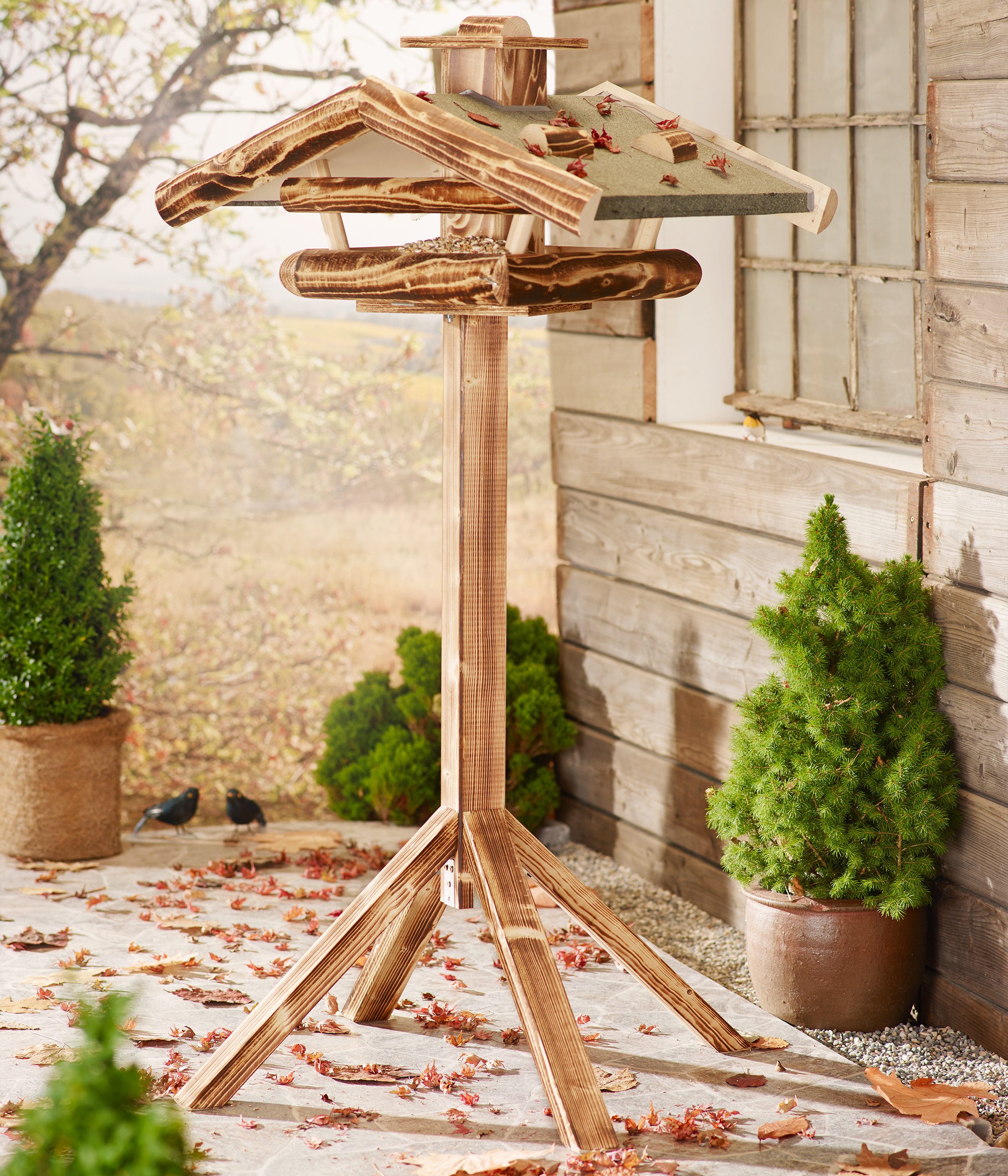 Dehner Vogelhaus Natura Wendelstein, 76 x 55 x 32 cm, Holz geflammt, Stabile Futterstelle mit langer Lebensdauer, inkl. Ständer