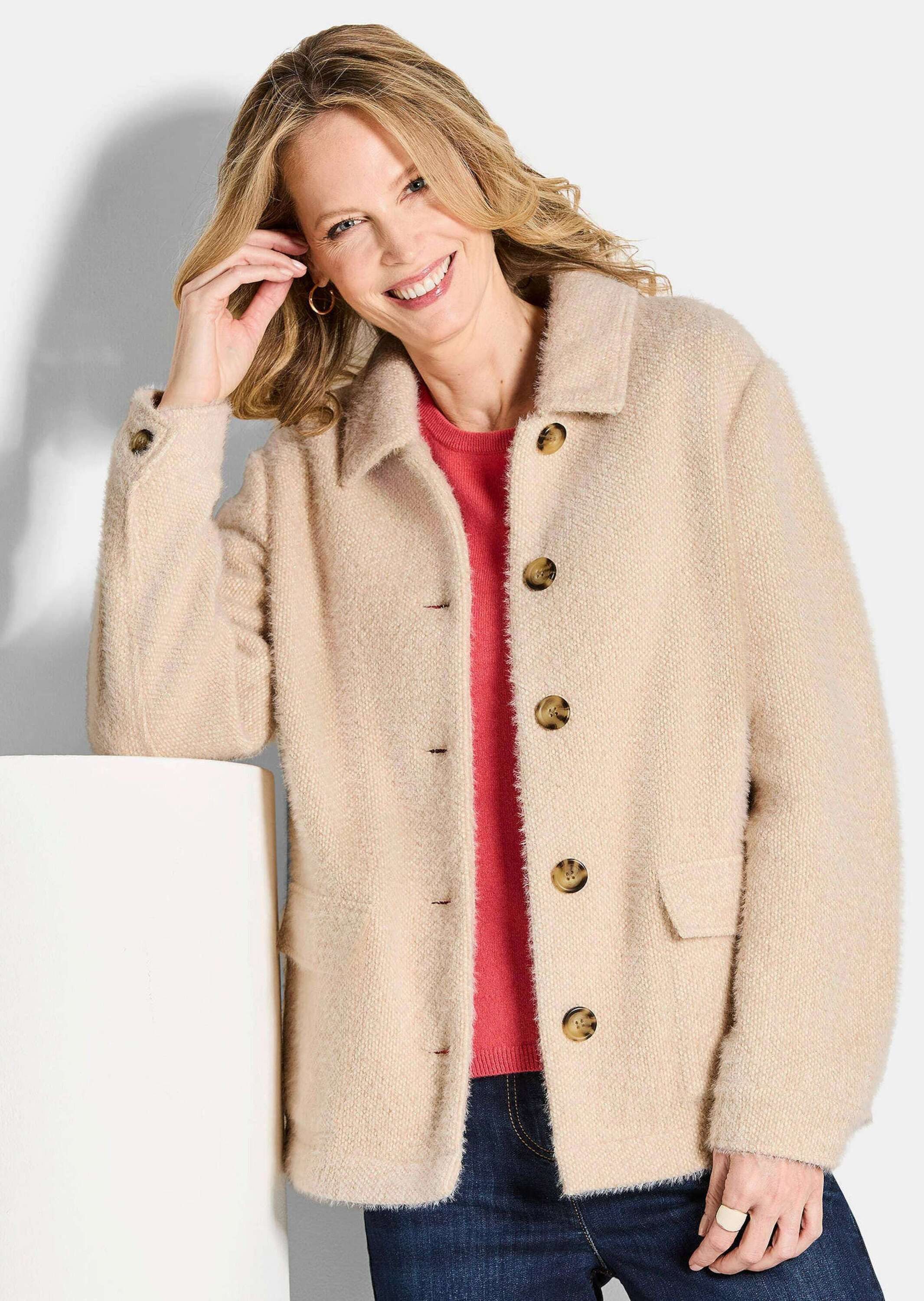GOLDNER Outdoorjacke Strickjacke mit dezenter Wabenstruktur Flauschiger Überwurf mit Hemdkragen, Hornknöpfen und Langarm