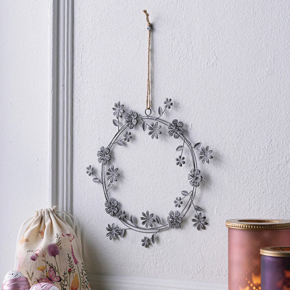 Home-trends24.de Dekohänger Hänger Blüten Blumen Kranz Metall Grau Wandhäng günstig online kaufen
