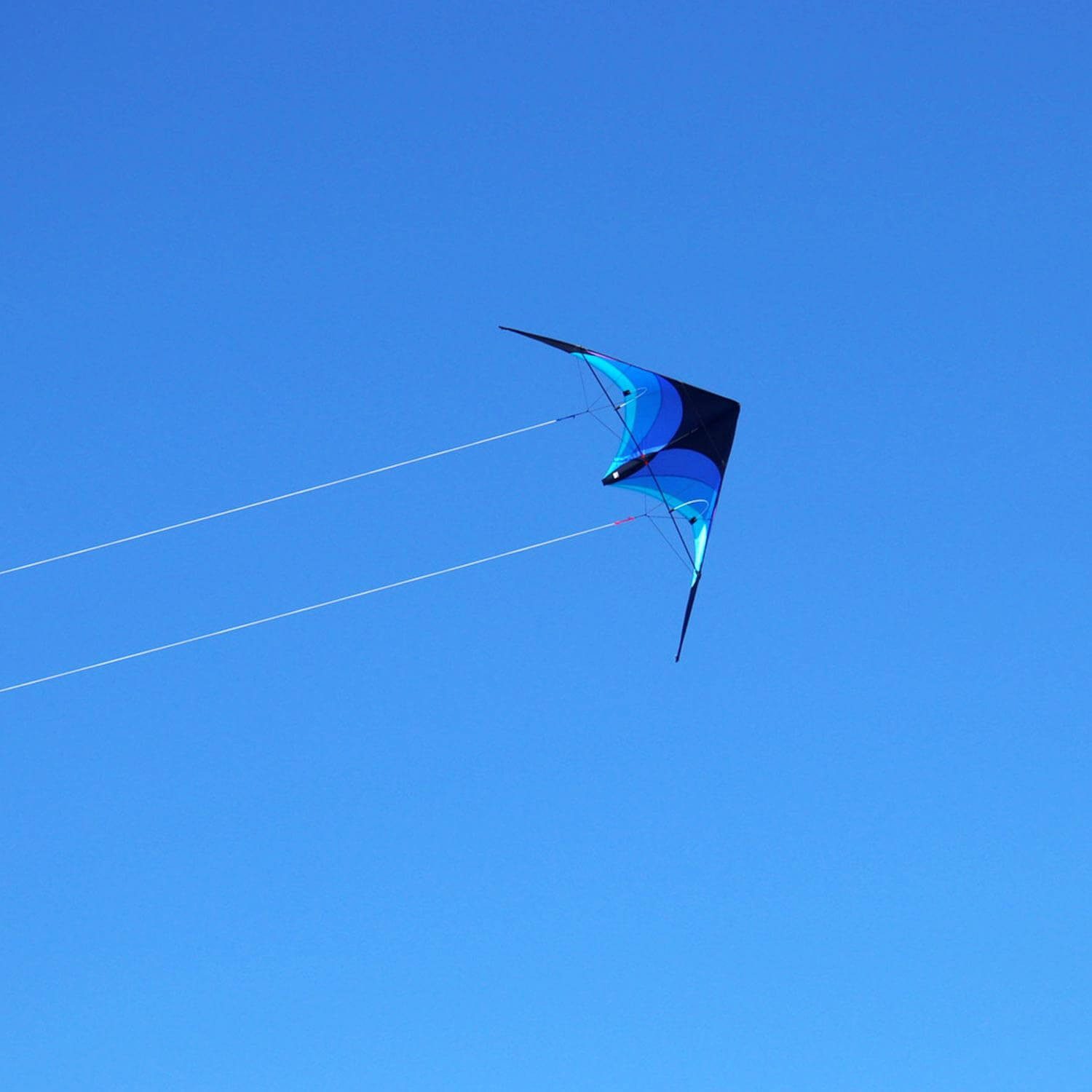 Wolkenstürmer Kite Ready to Fly Lenkdrachen Set für Kinder & Anfänger, (Lenkdrachenset, 1-tlg), Flip (blau) Kinderdrachen ab 6 Jahren 140 cm Fiberglas