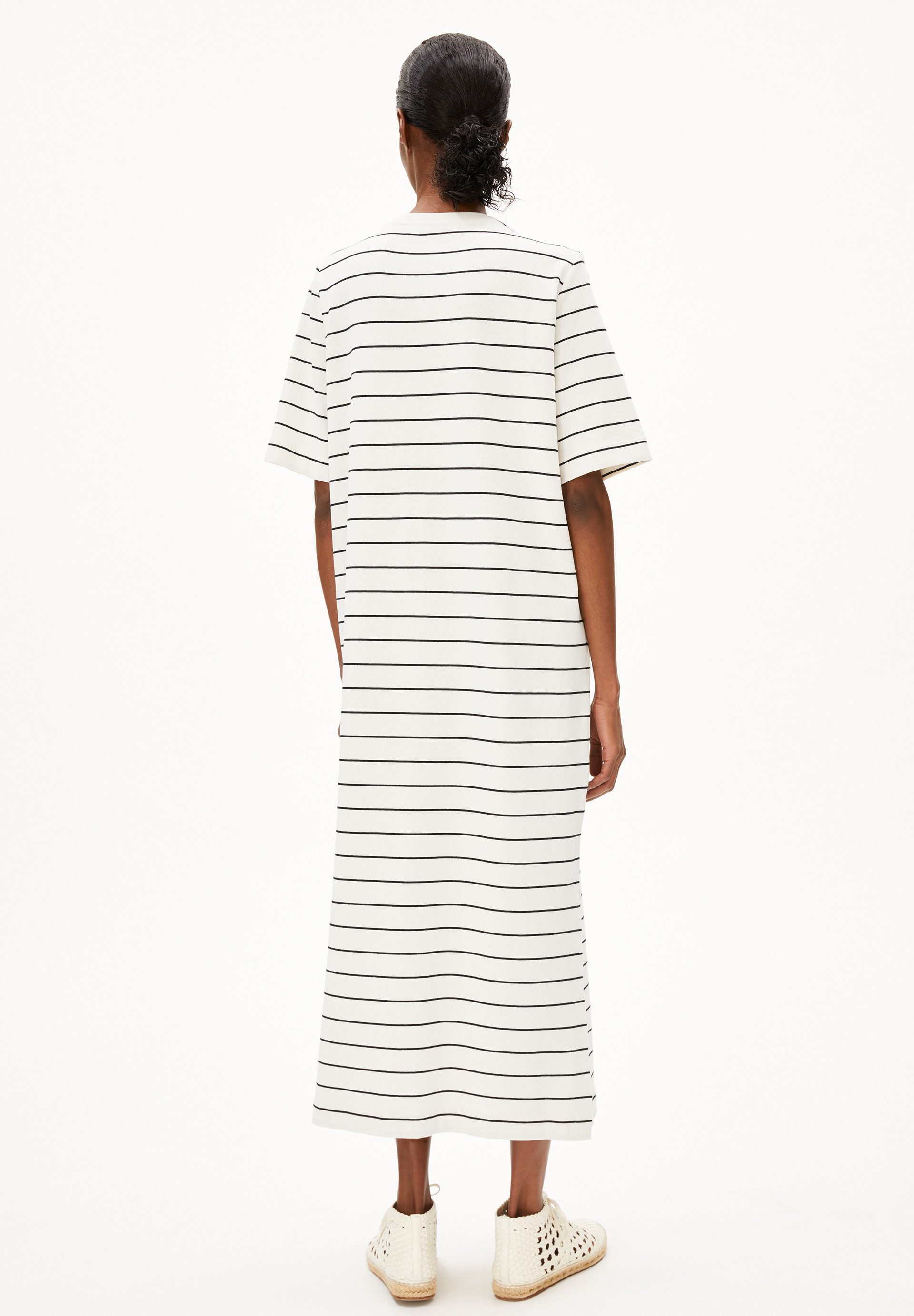 Armedangels Jerseykleid XELINAA FINE STRIPE (Loose Fit) Heavyweight Jerseykleid aus recyceltem Baumwoll Mix