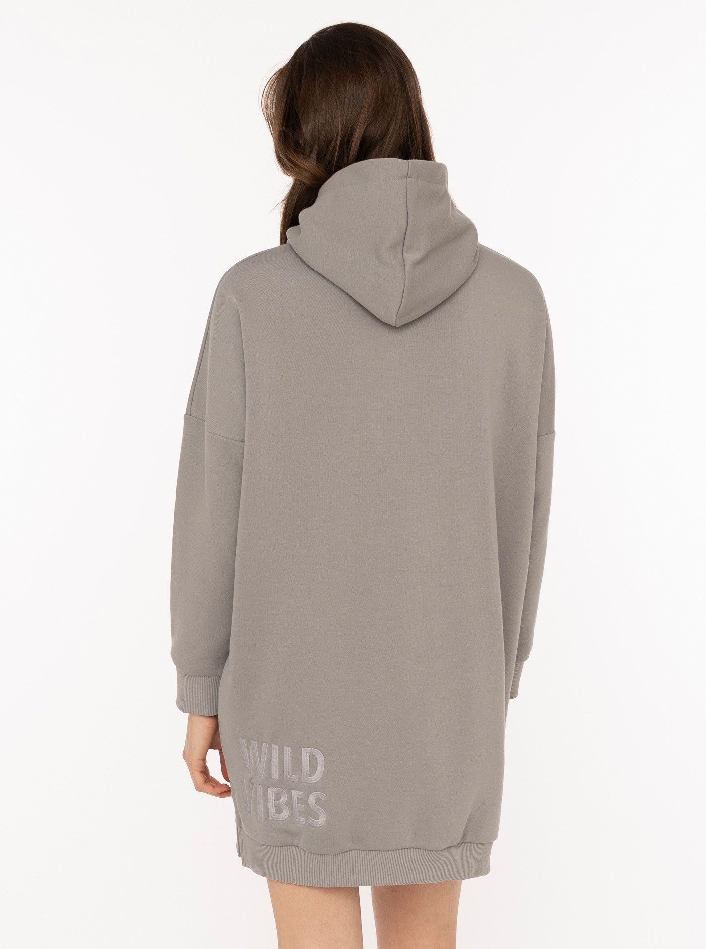 Zwillingsherz Sweatkleid "Wild Vibes" praktische Fronttaschen, Leo-Kordel, tonale Stickerei – Bild 4 von 5