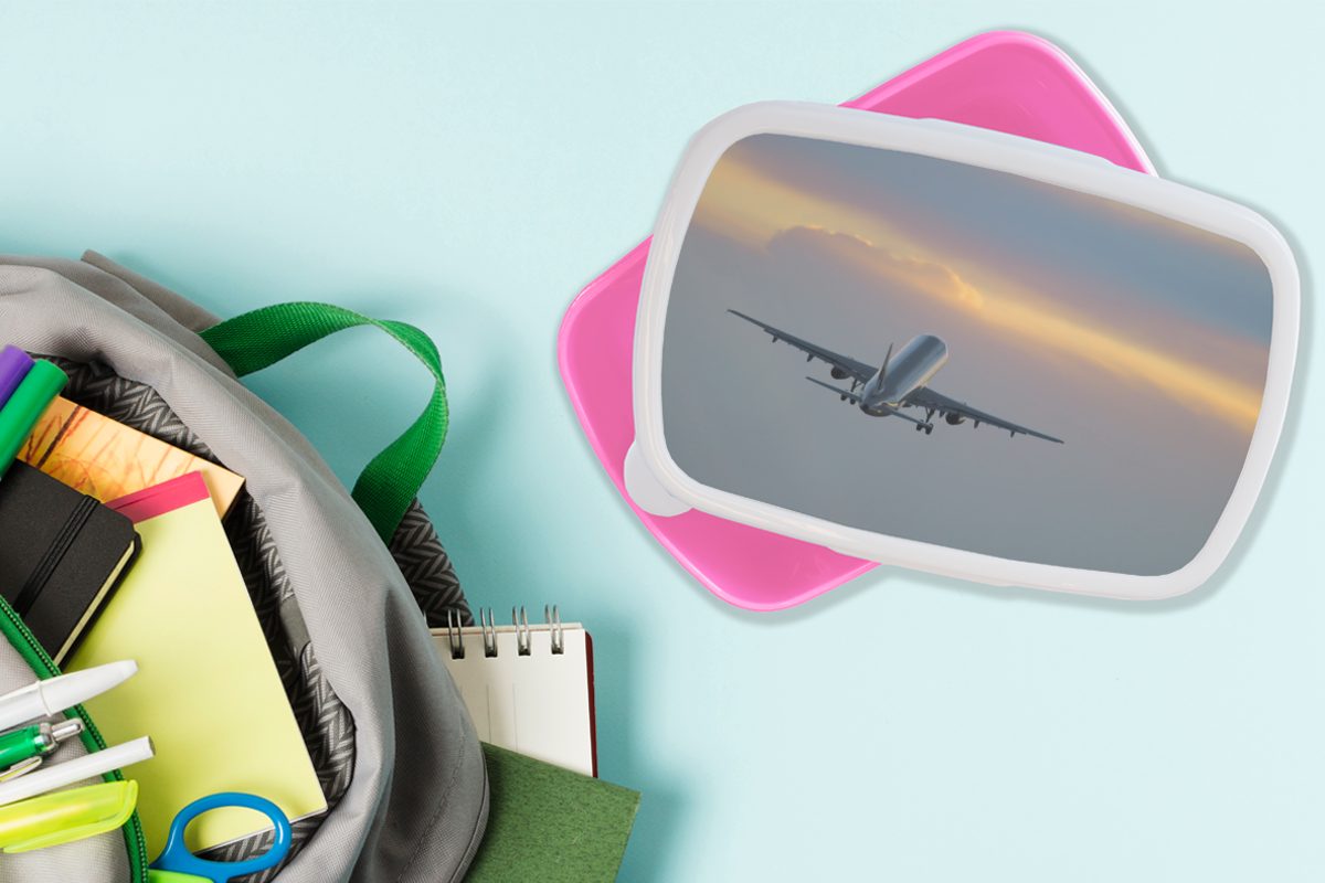 Mädchen, Brotbox Snackbox, fliegt rosa Brotdose Kunststoff Lunchbox (2-tlg), Sonnenuntergang dem für Flugzeug Kinder, entgegen, MuchoWow Erwachsene, Kunststoff,