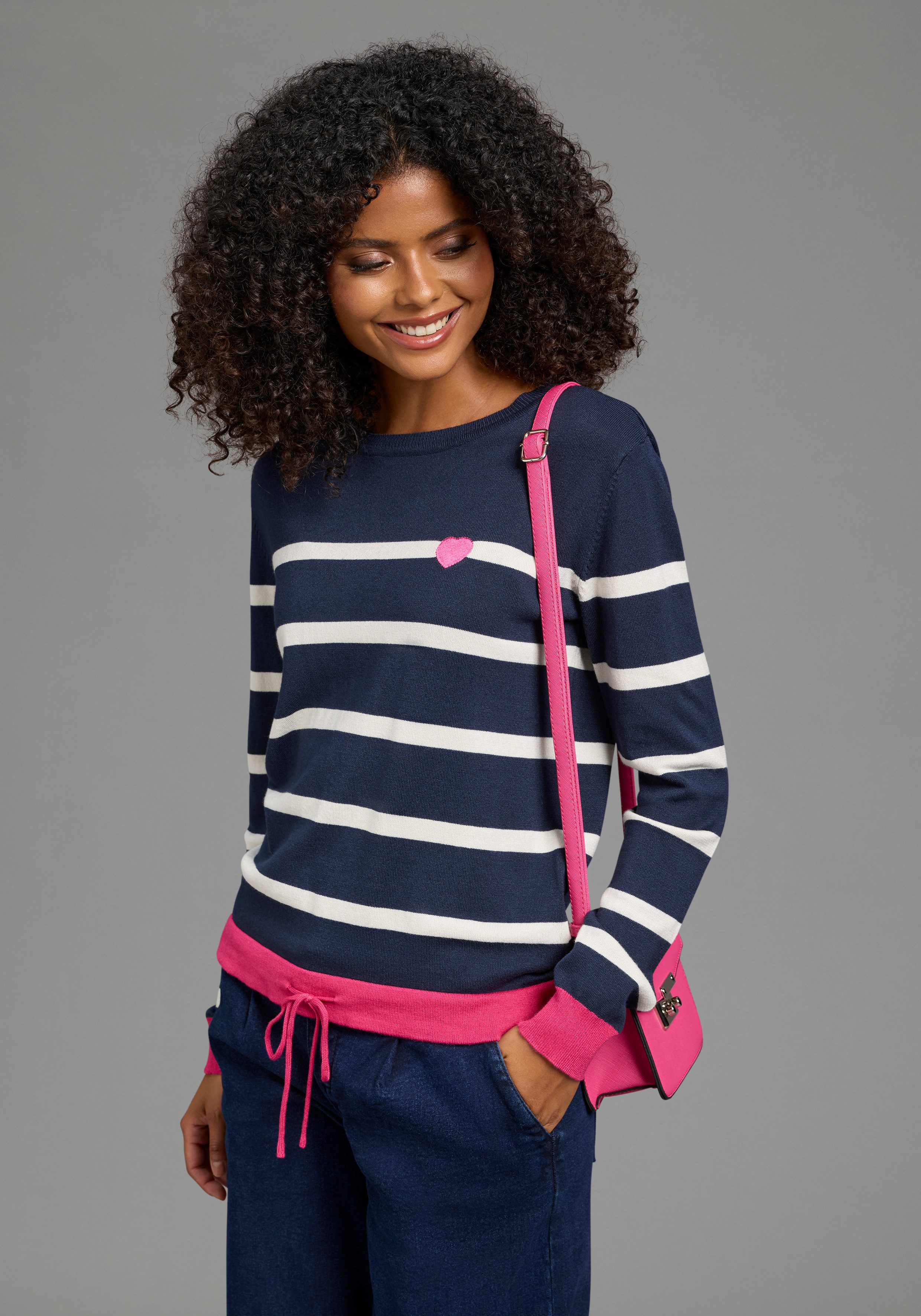 Laura Scott Strickpullover aus Feinstrick, figurumspielende Passform mit Bindeband und Herzmotiv. € 39,99, (€ 39,99 pro 1 Stk).