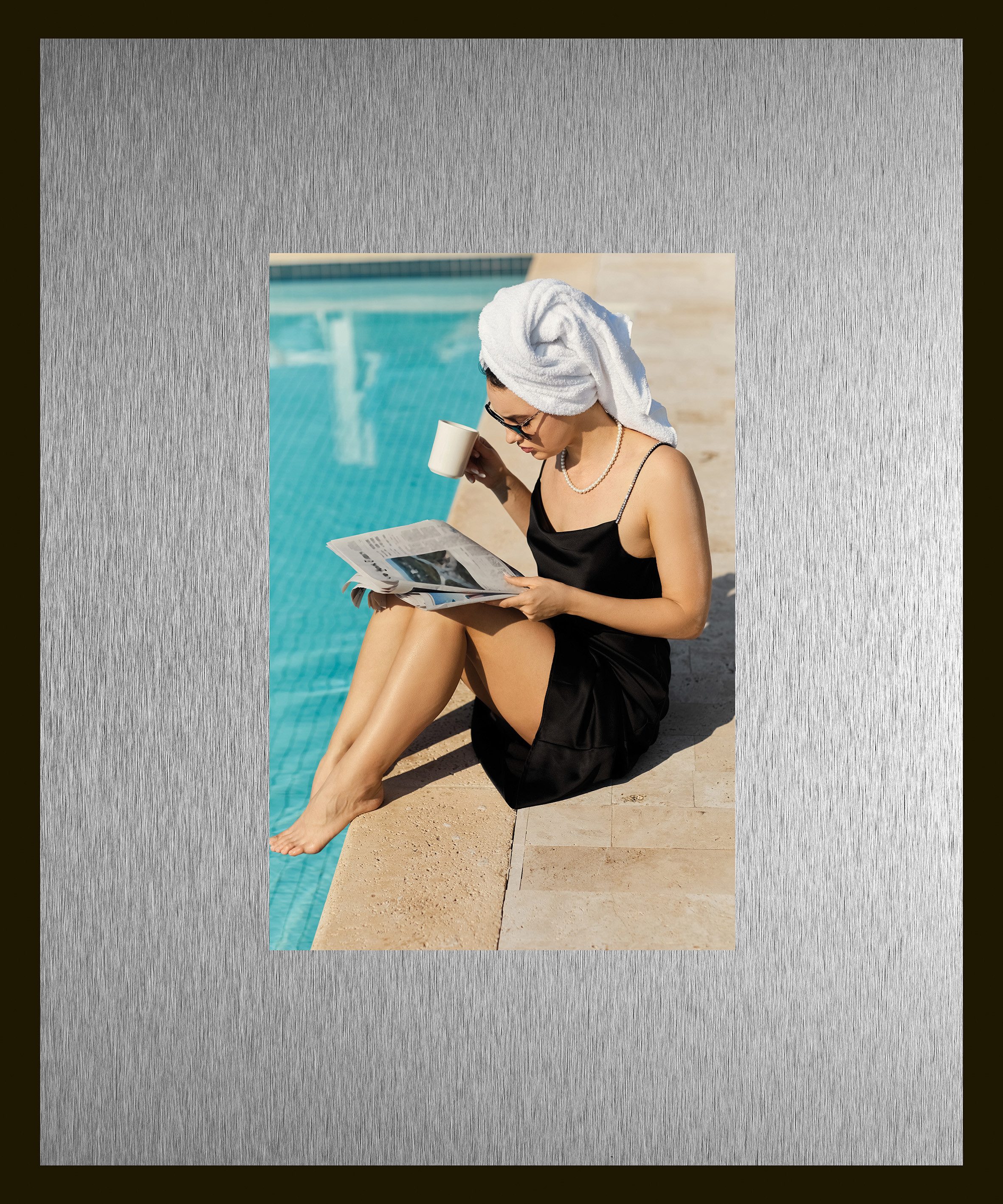 queence Bild Trend Wandbild, Wandkunst, Kunstdruck "Frau am Pool", Fashion, Frau, Wasser (1 St), inkl. Passepartout aus hochwertigem Aluminium und schwarzem Rahmen