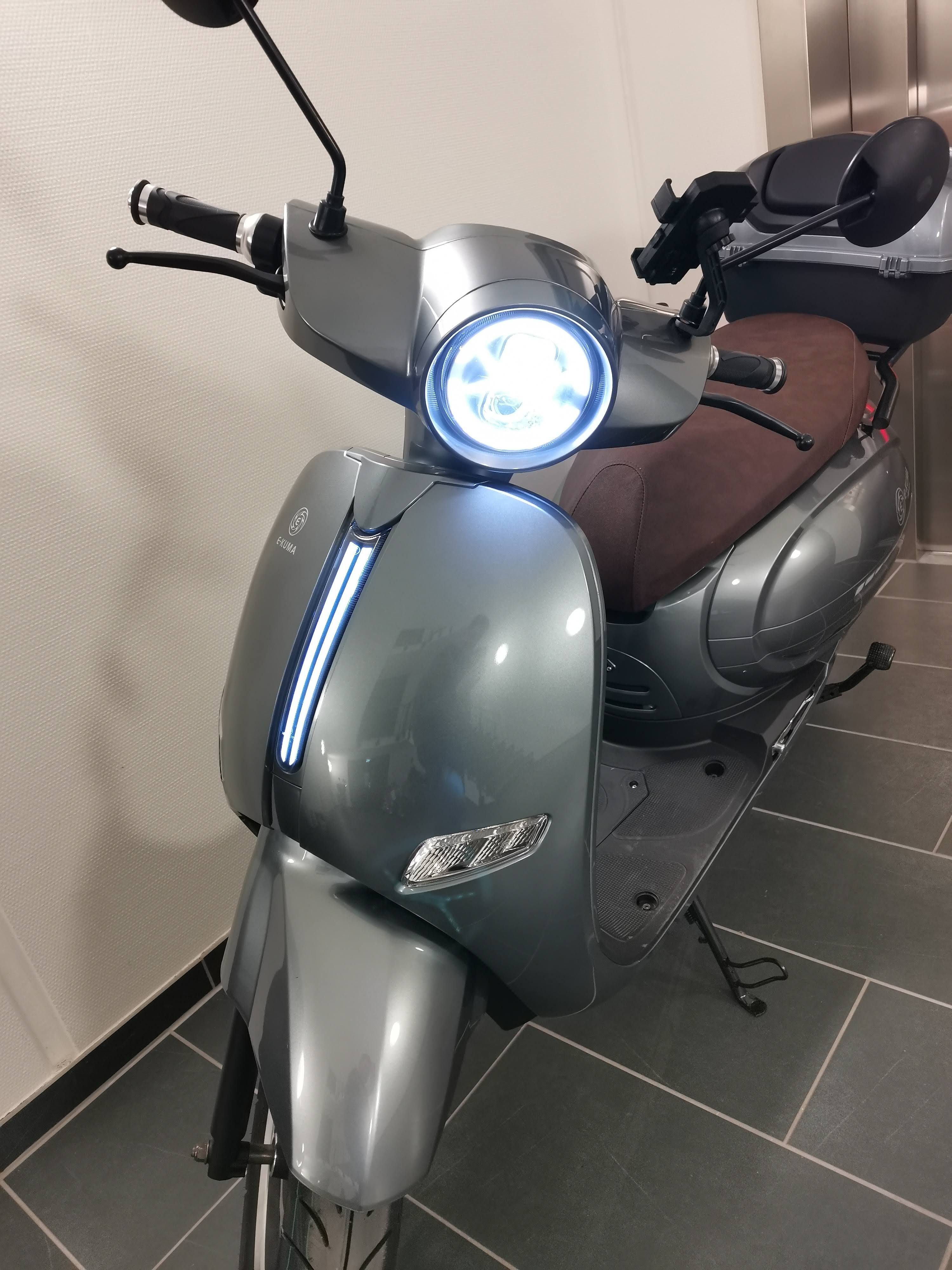 e-kuma E-Motorroller W, 8000,00 km/h, inklusive 90 Sun-S+, Topcase silbergrau