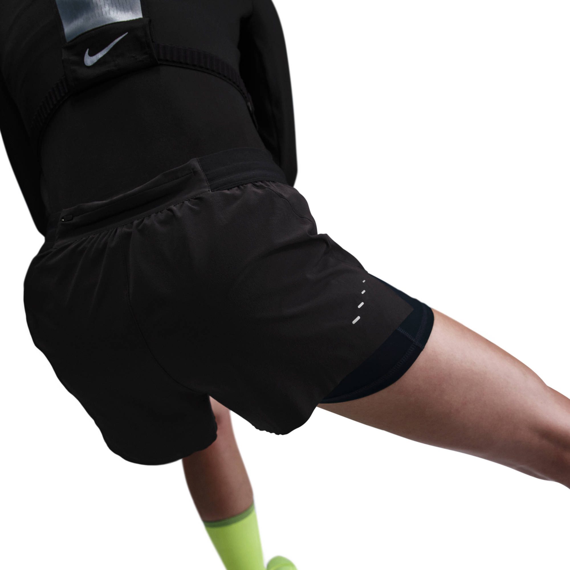 Nike Laufshorts Nike Swift Women's Dri-FIT Mid-Rise 2-in-1 Running Shorts 2-in-1-Design, mit Reißverschlusstasche hinten am Bund
