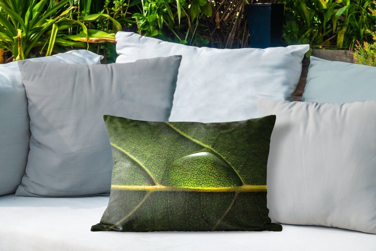 einem eines Polyester, Blatt, Outdoor-Dekorationskissen, Dekokissenbezug, Dekokissen MuchoWow Foto auf Kissenhülle Wassertropfens botanischen