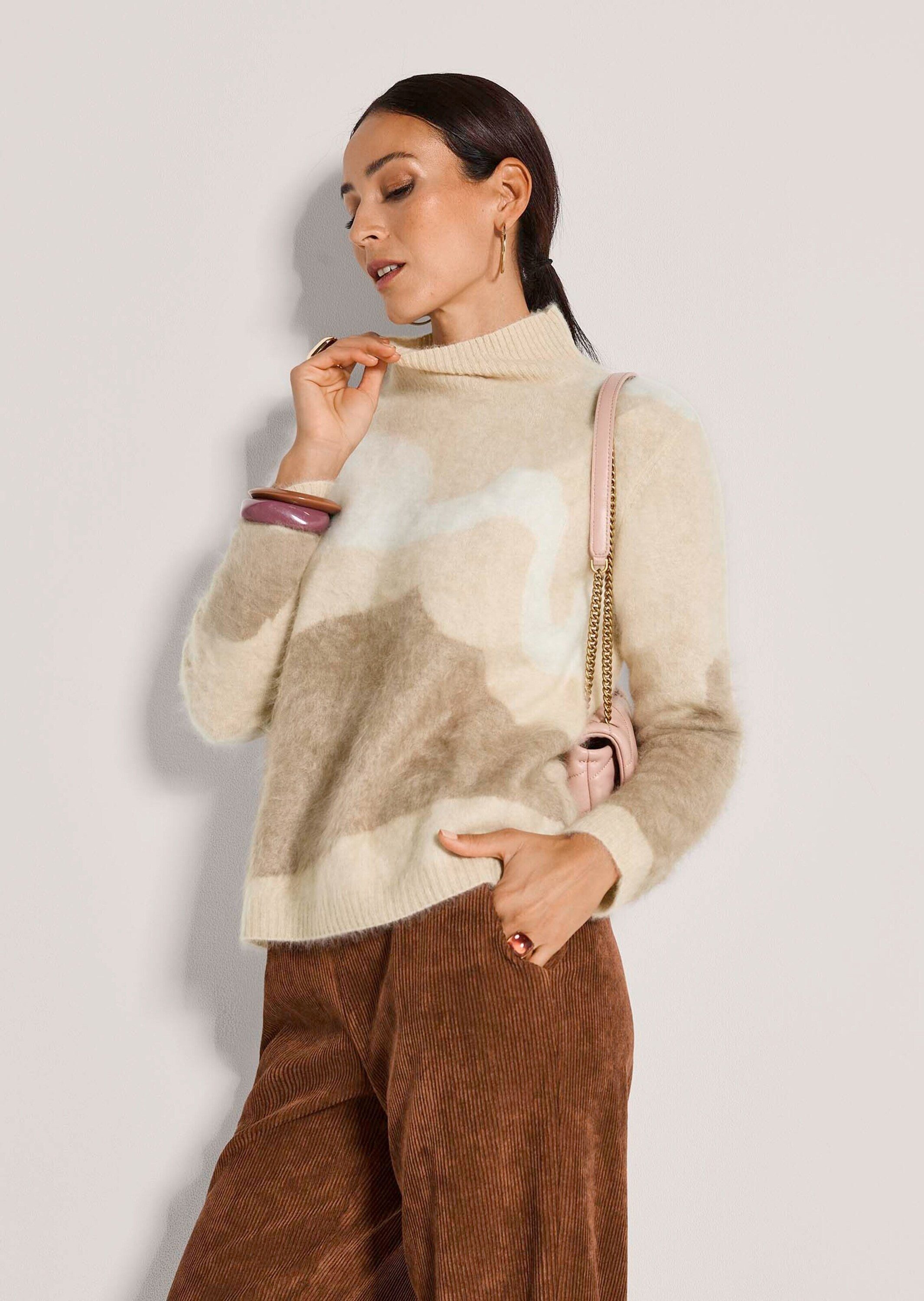 MADELEINE Strickpullover Gebrushter Kaschmirpullover Elastischer Stehkragen, gerippte Bündchen & Intarsienmuster vorne