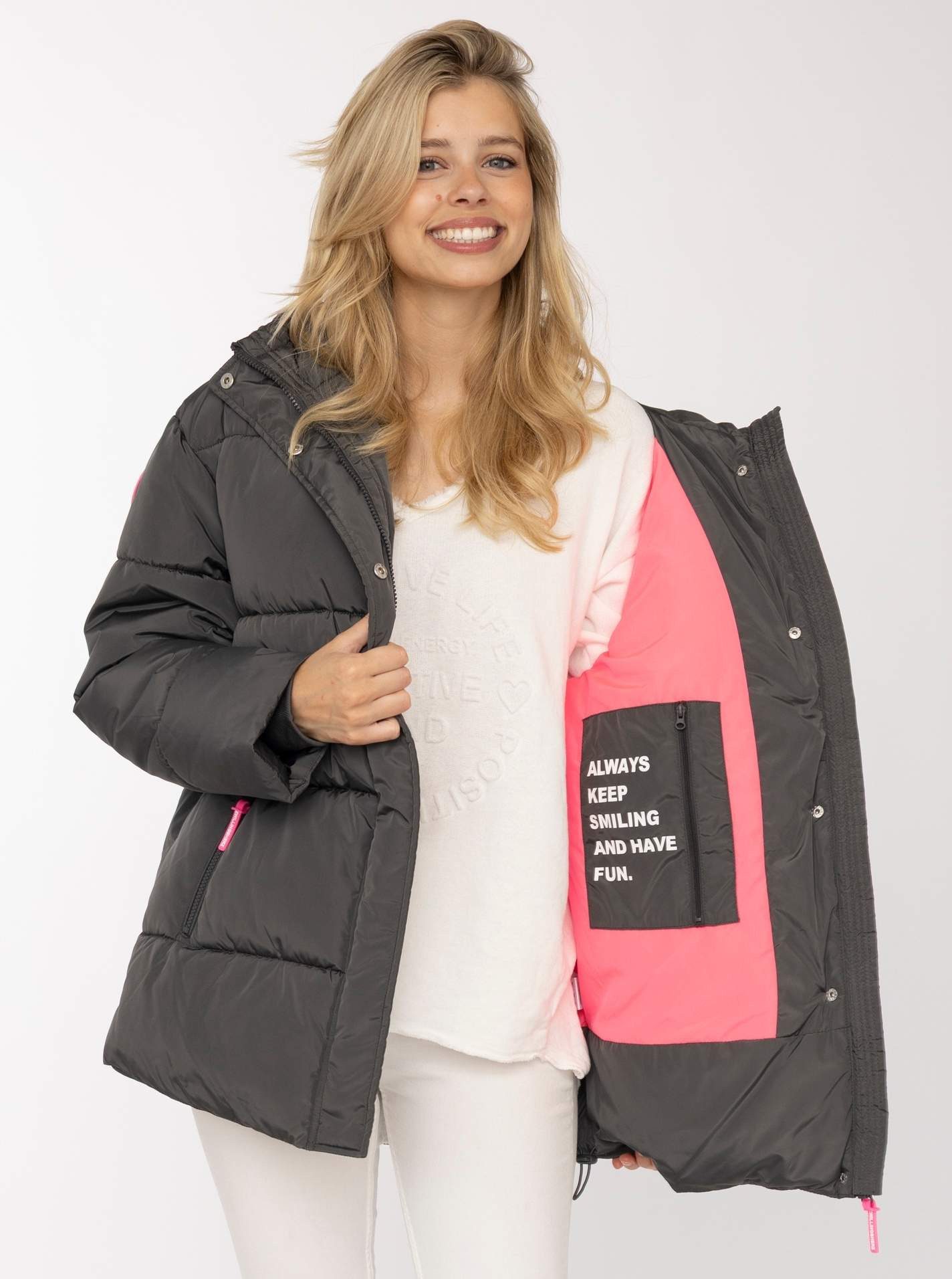 Zwillingsherz Steppjacke „Love More“ Kapuze mit Tunnelzug, verdeckter Reißverschluss, dezente Details – Bild 2 von 5