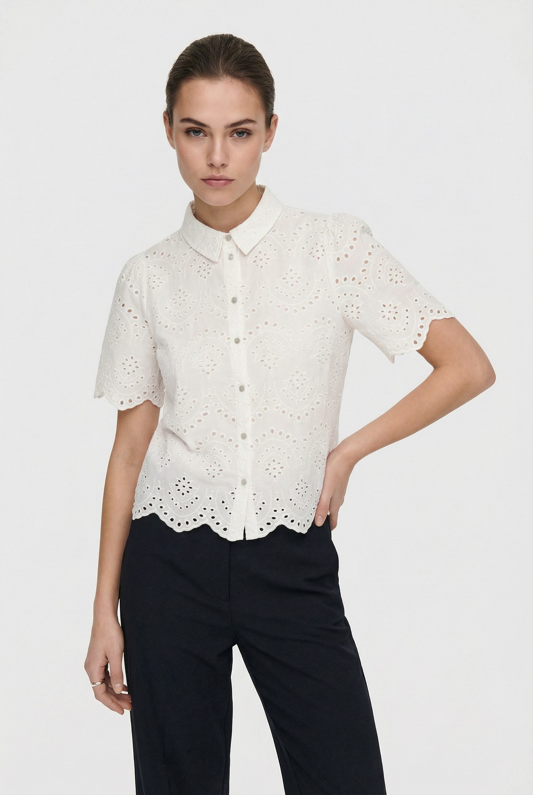 ONLY CARMAKOMA Kurzarmbluse CARVALAIS S/S SHIRT WVN NOOS Lochstickerei-Detail