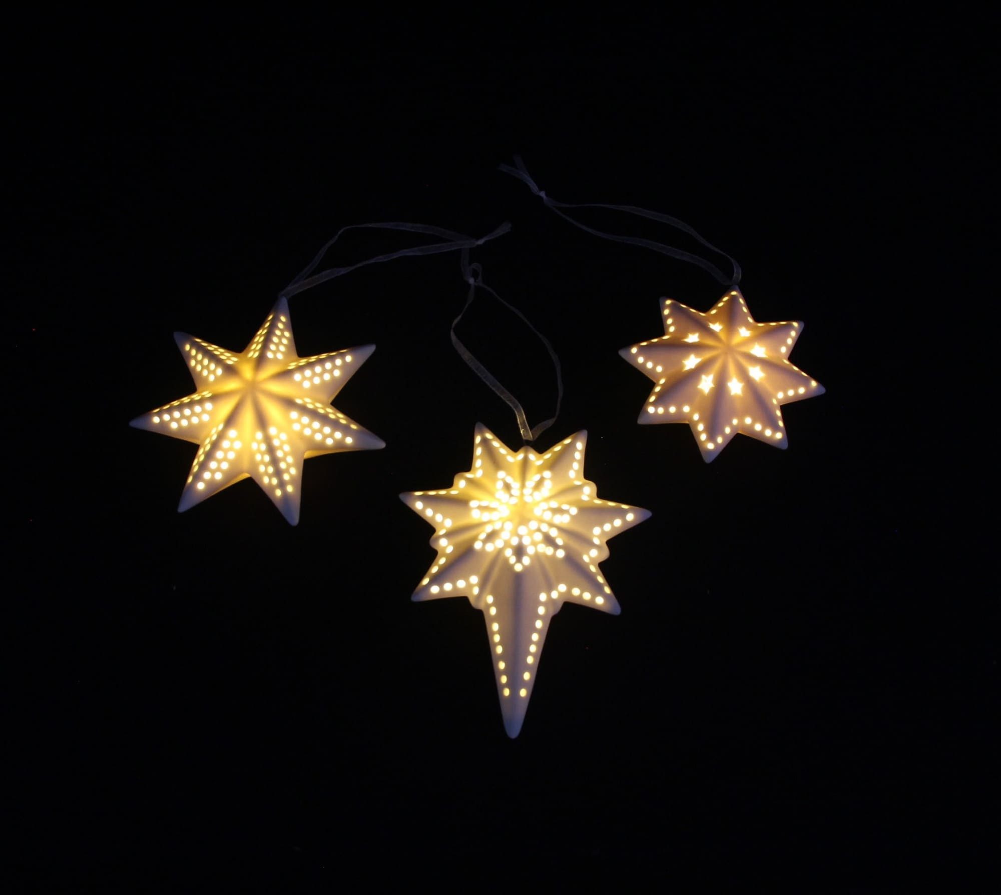 Dekoleidenschaft Christbaumschmuck LED Hänger "Stern" Porzellan, weiß, Hänger Weihnachten, Weihnachtsdeko (3-tlg), Weihnachtsbaumschmuck, Dekohänger, Tannenbaumschmuck, Hängedeko