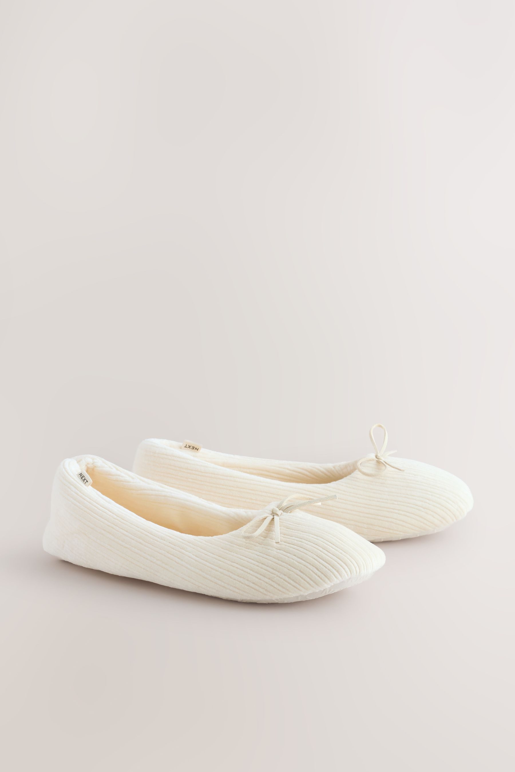 Next Ballerinahausschuhe aus Velours Hausschuh (1-tlg)