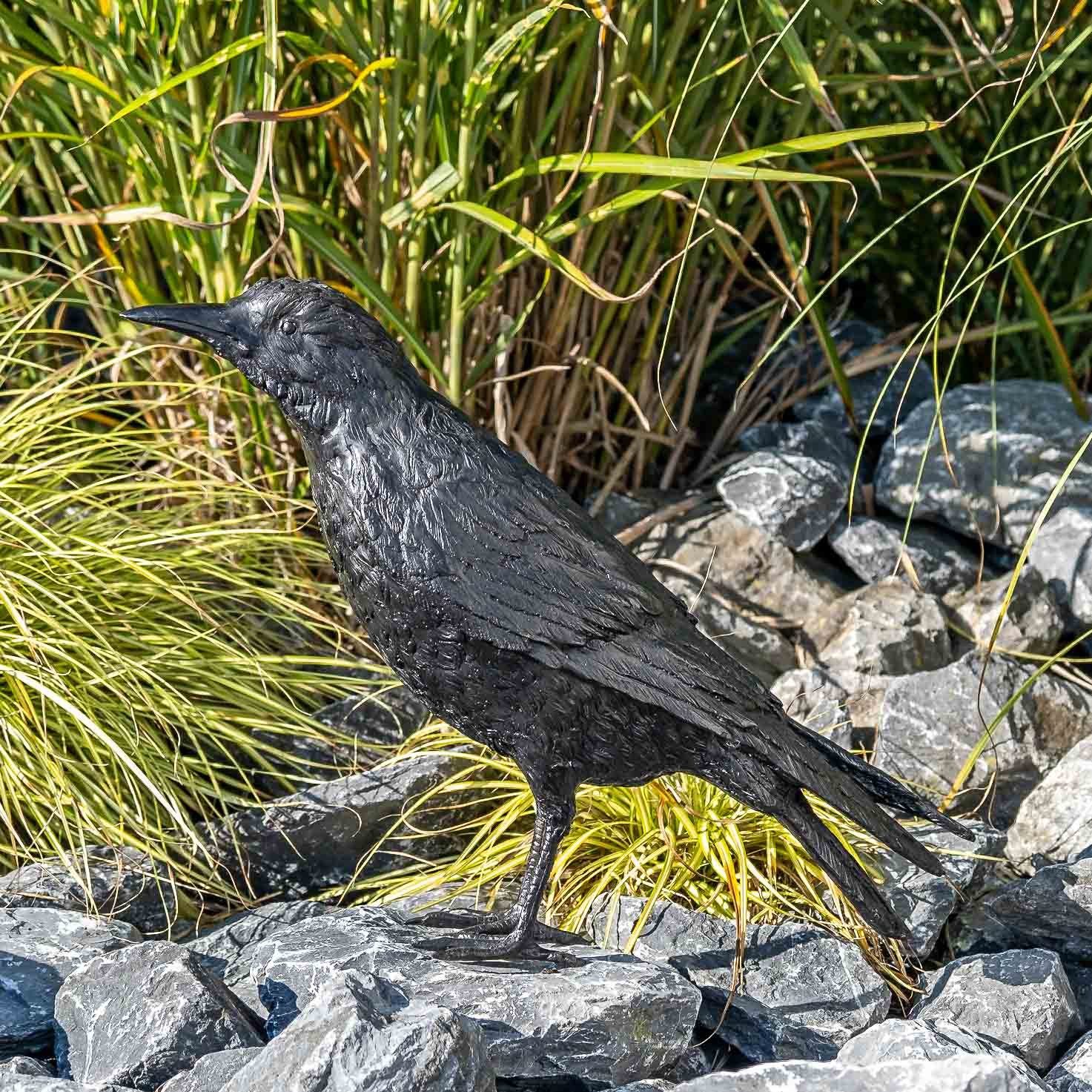 IDYL Gartenfigur IDYL Bronze-Skulptur Rabe männlich, Bronze – sehr robust – Langlebig – witterungsbeständig gegen Frost, Regen und UV-Strahlung. Die Modelle werden in Wachsausschmelzverfahren in Bronze gegossen und von Hand patiniert.