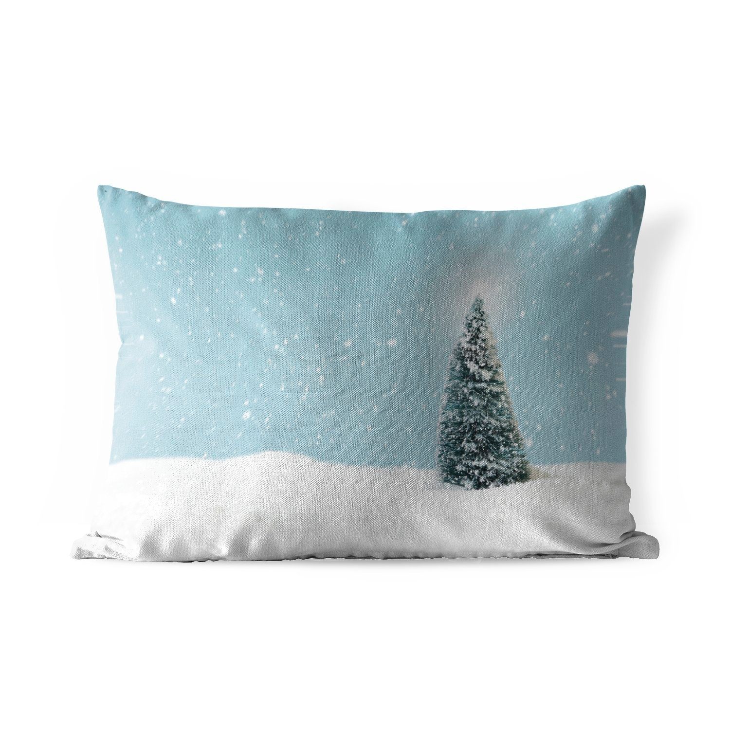 MuchoWow Dekokissen Ein Weihnachtsbaum in einer verschneiten Landschaft und einem blauen, Outdoor-Dekorationskissen, Polyester, Dekokissenbezug, Kissenhülle