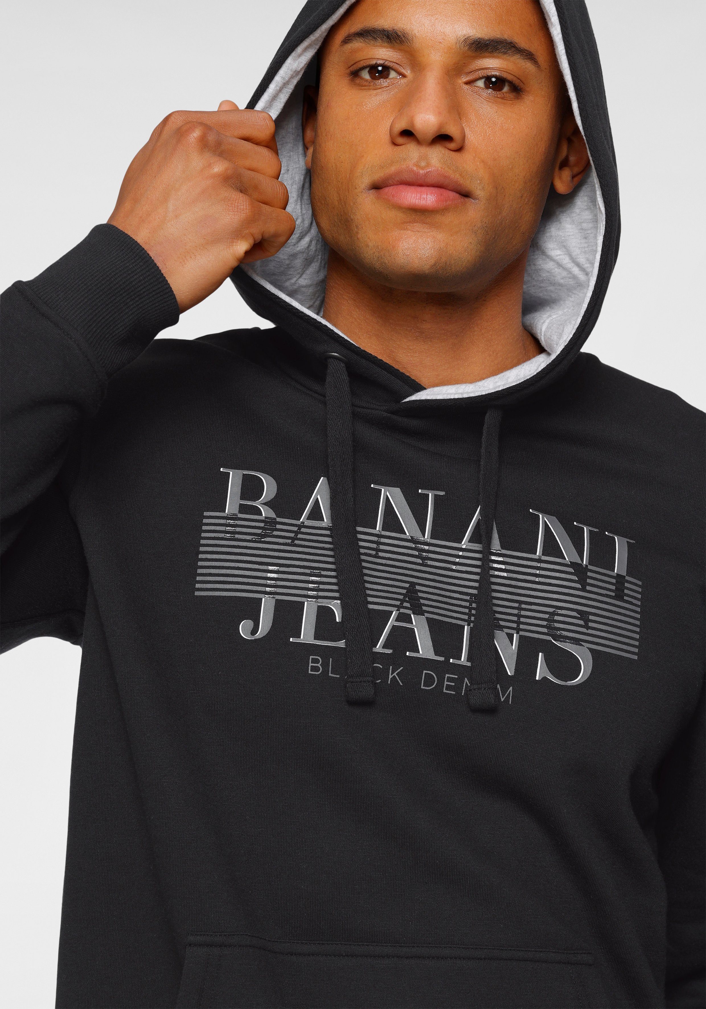 Bruno Banani Kapuzensweatshirt schmale Passform, bedrucktes Design, aus Baumwollmischung – Bild 3 von 5