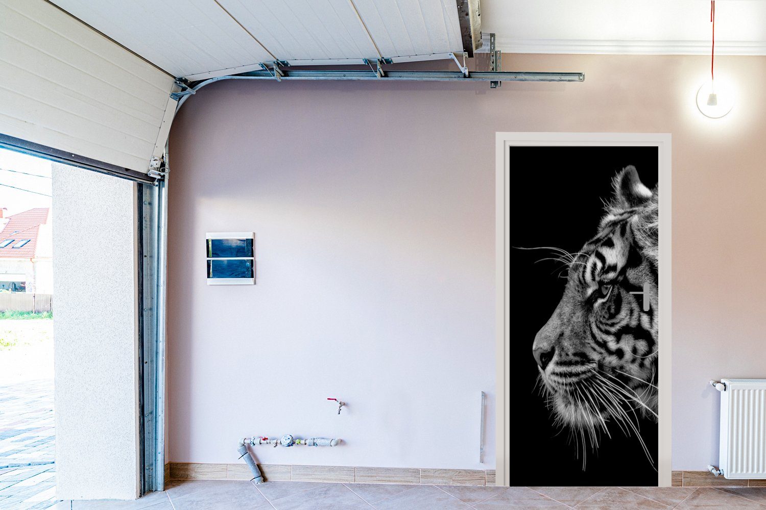 Türtapete weiß, bedruckt, Türaufkleber, MuchoWow für schwarzem Tiger 75x205 cm Tür, (1 Matt, und schwarz Hintergrund Fototapete in auf St),