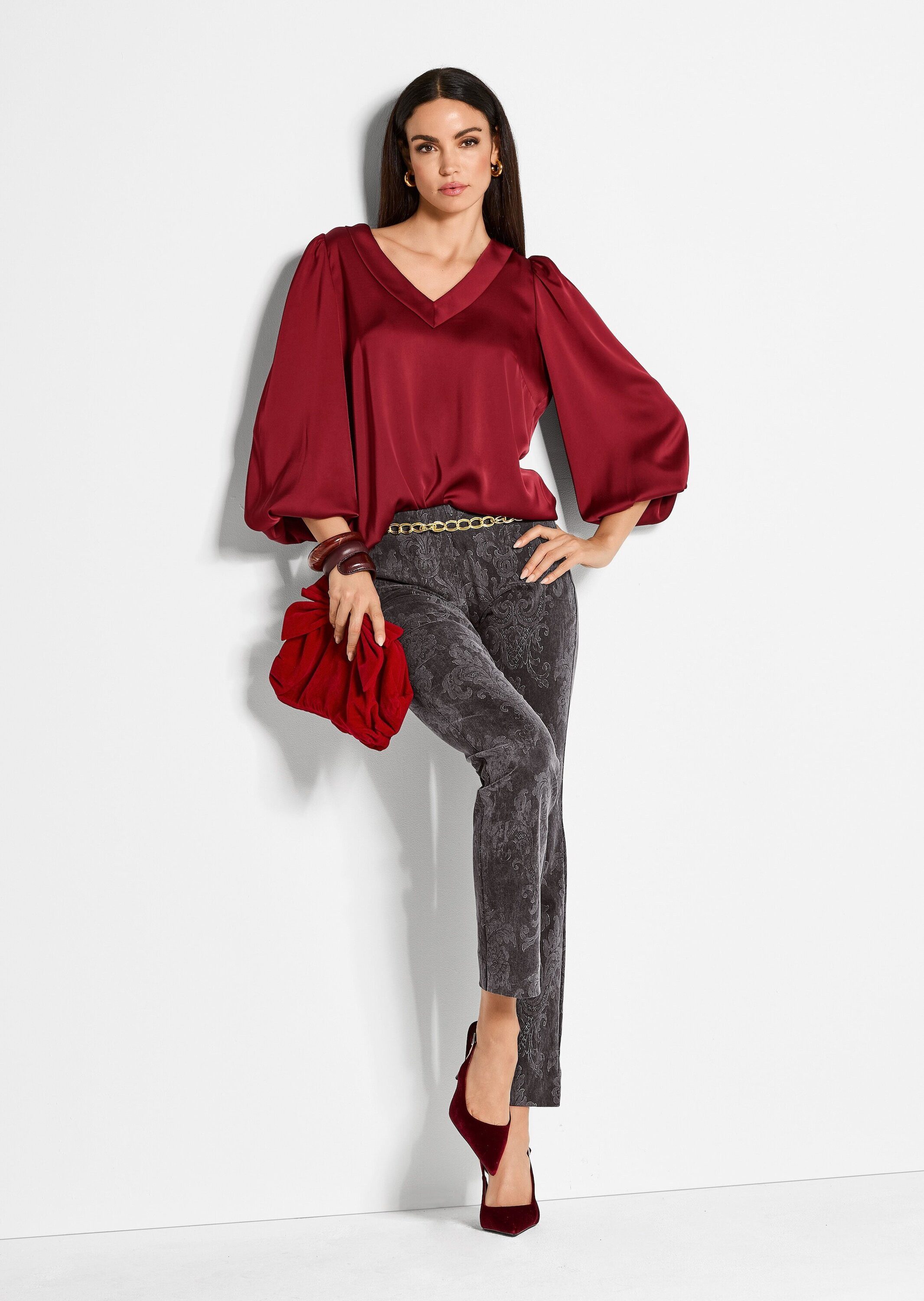 MADELEINE Langarmbluse Elegante Bluse mit V-Ausschnitt Satin-Glanz, V-Ausschnitt und lange Ärmel