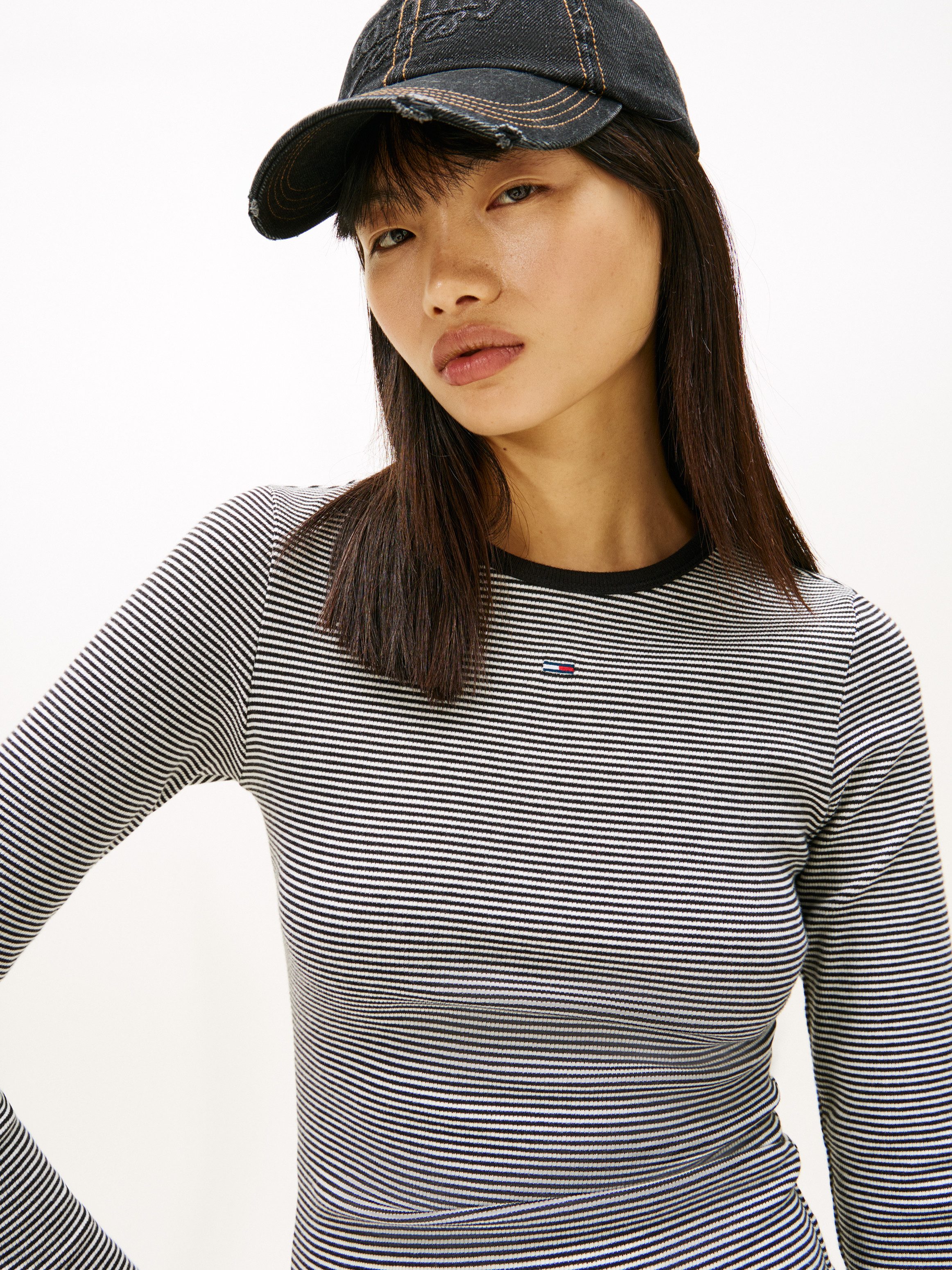 Tommy Jeans Langarmshirt TJW SLIM ESSENTIAL RIB LS mit Logostickerei