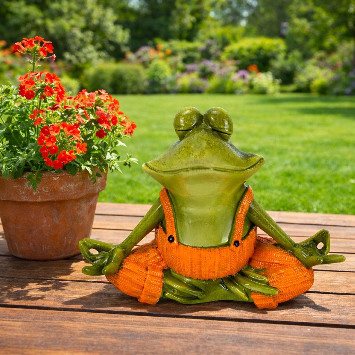 Online-Fuchs Gartenfigur für draußen - Yoga Frosch - Deko Figuren für Garten, Balkon & Terrasse, (gelbe oder orange Latzhose), aus langlebigem Kunstharz gefertigt, wetterfest - 19 oder 31,5 cm groß