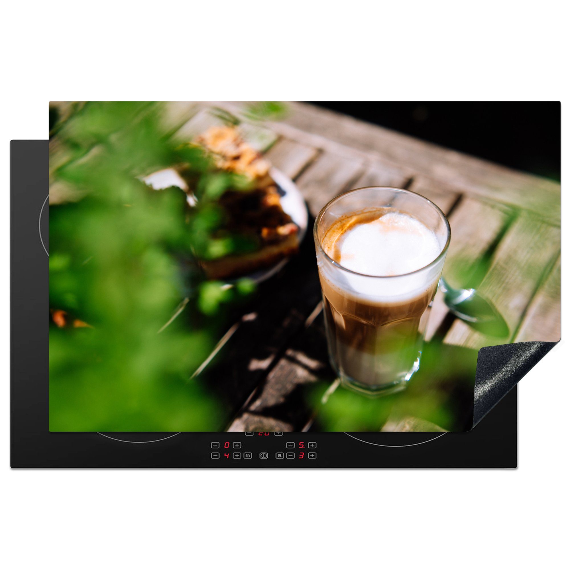MuchoWow Herdblende-/Abdeckplatte Ein Glas Latte Macchiato an der frischen Luft, Vinyl, (1 tlg), 81x52 cm, Induktionskochfeld Schutz für die küche, Ceranfeldabdeckung