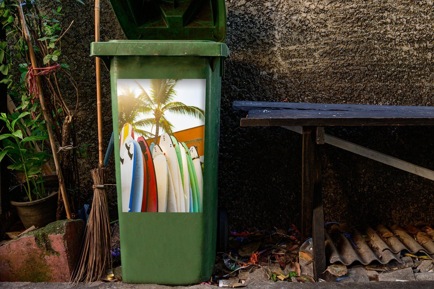 MuchoWow Wandsticker Surfbretter (1 einer St), Mülltonne, Palme Sticker, Abfalbehälter unter Container, Mülleimer-aufkleber