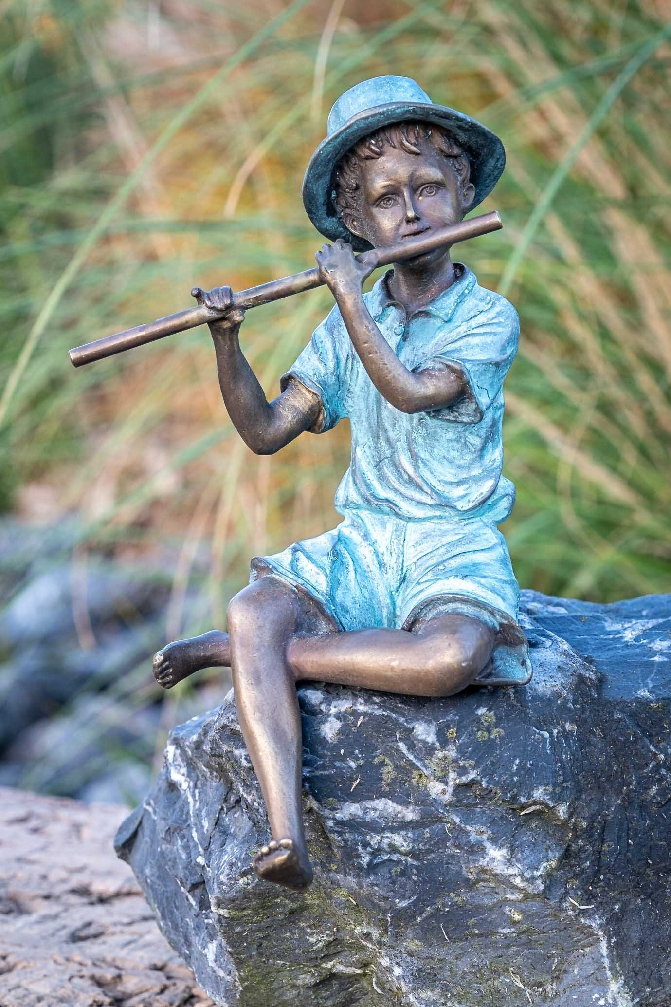 IDYL Gartenfigur IDYL Bronze-Skulptur Junge mit Flöte, Bronze