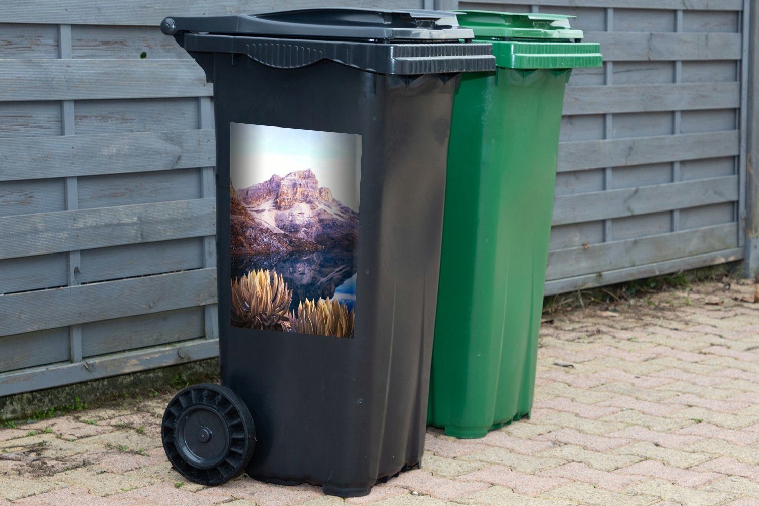 Container, Sticker, (1 Mülltonne, Abfalbehälter in Mülleimer-aufkleber, Spiegelung Wandsticker Kolumbien Berges St), eines MuchoWow