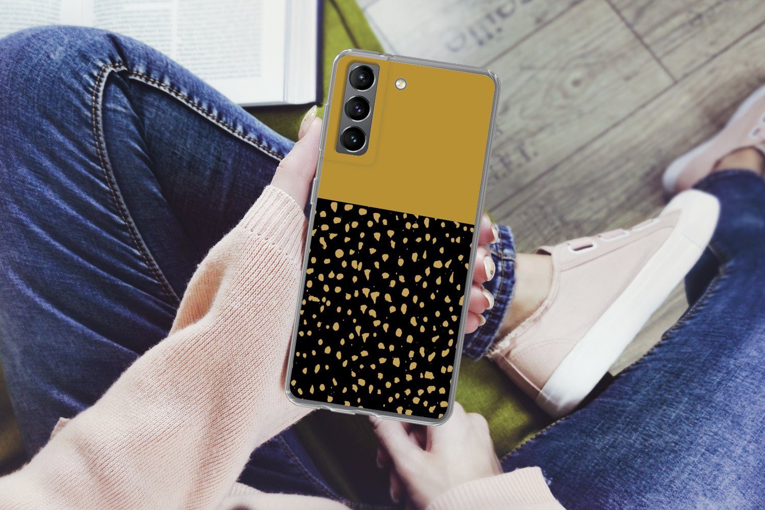 MuchoWow Handyhülle für Samsung Galaxy S21 Polka dots - Ockergelb - Schwarz, Phone Case, Silikon, Schutzhülle Dünn