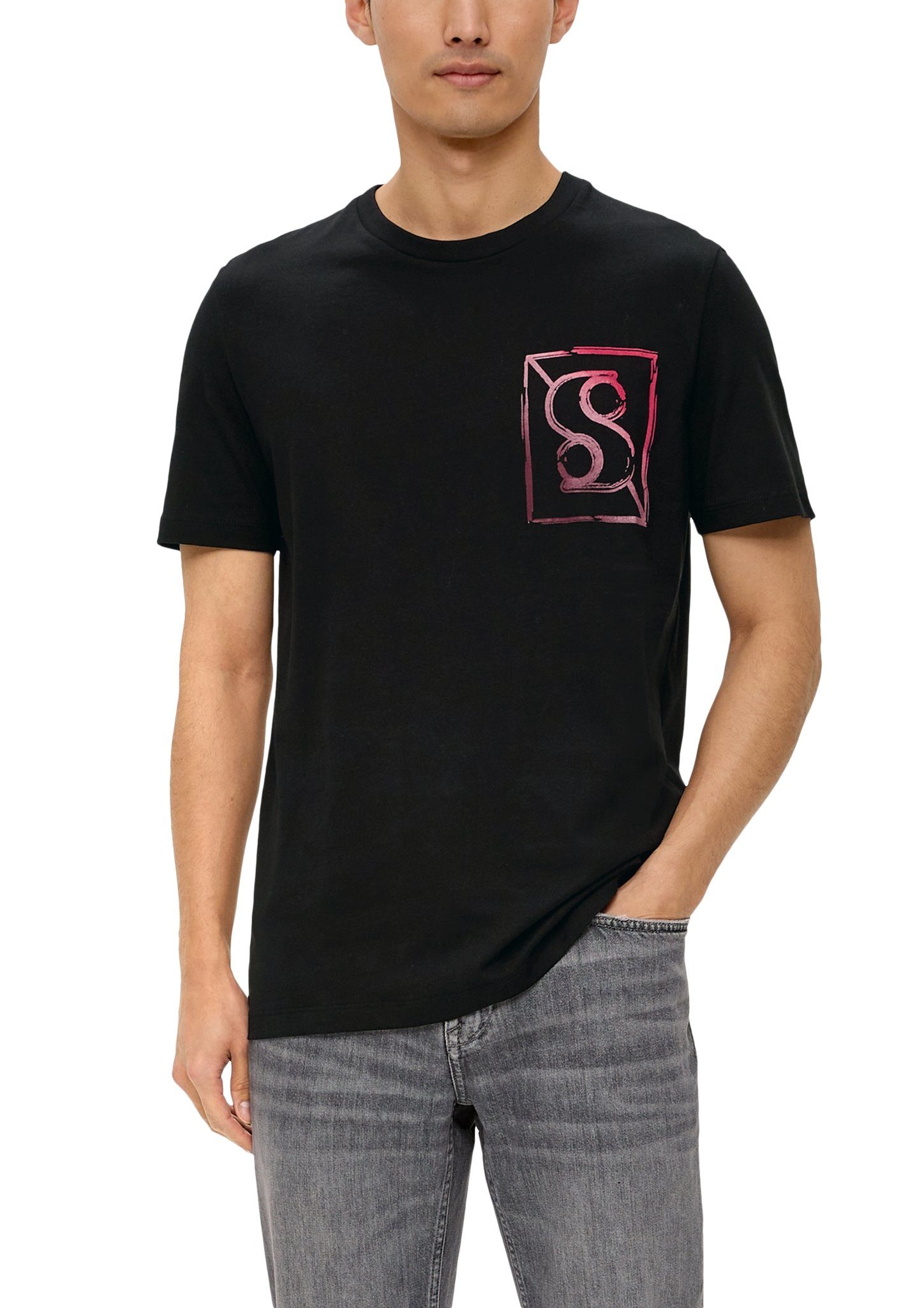 s.Oliver T-Shirt black auf Schriftzug mit der Brust