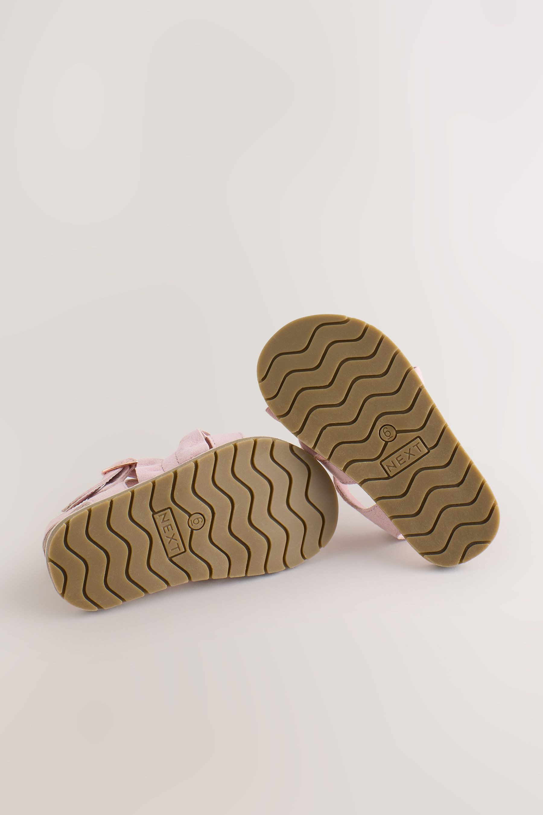 Next Sandalen mit Raffung und Schnallenverschluss Sandale (1-tlg)