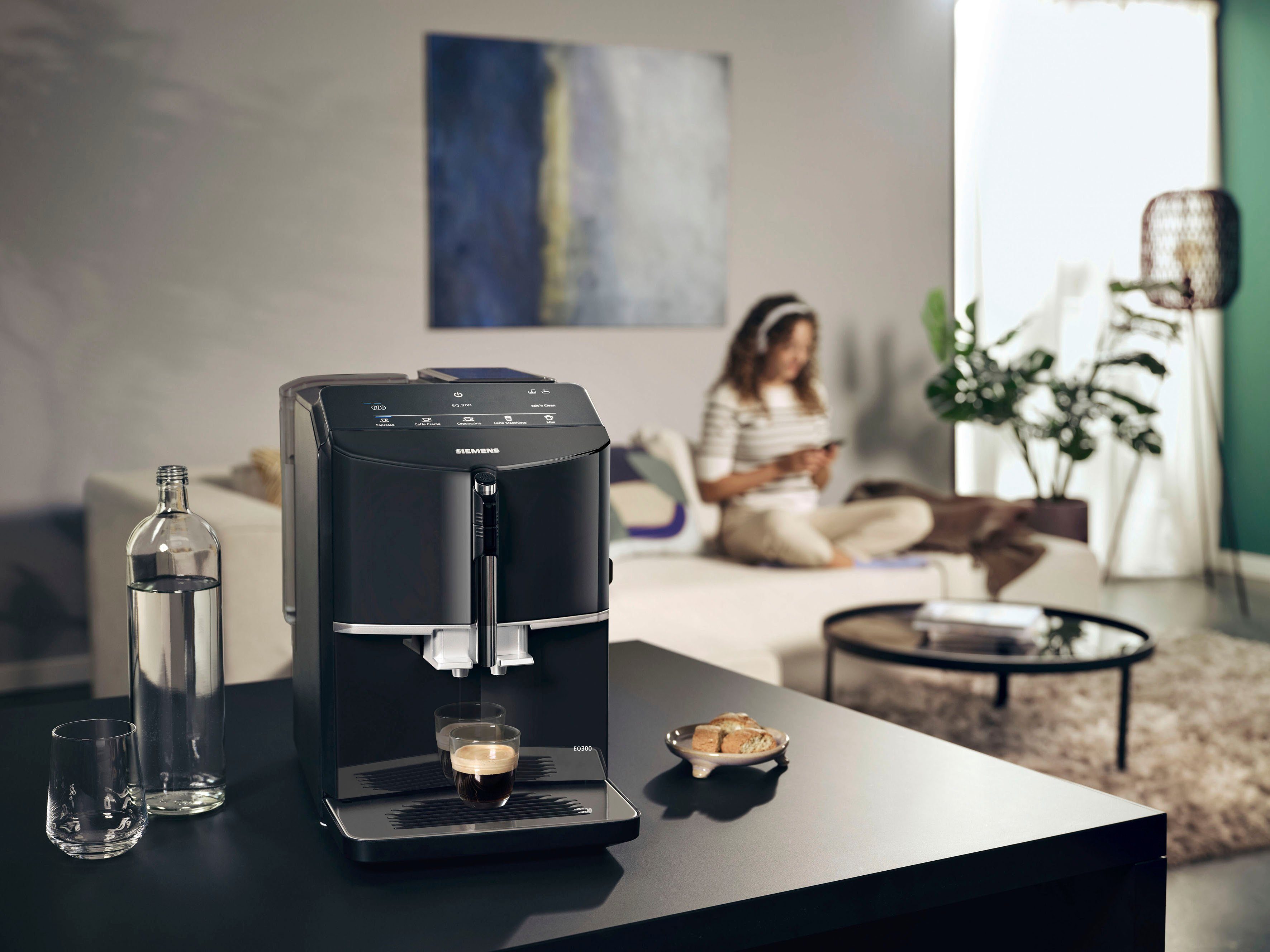 SIEMENS Kaffeevollautomat EQ300 TF301E19, viele Kaffeespezialitäten, OneTouch-Funktion, Milchaufschäumer, Keramikmahlwerk, klavierlack schwarz – Bild 5 von 5