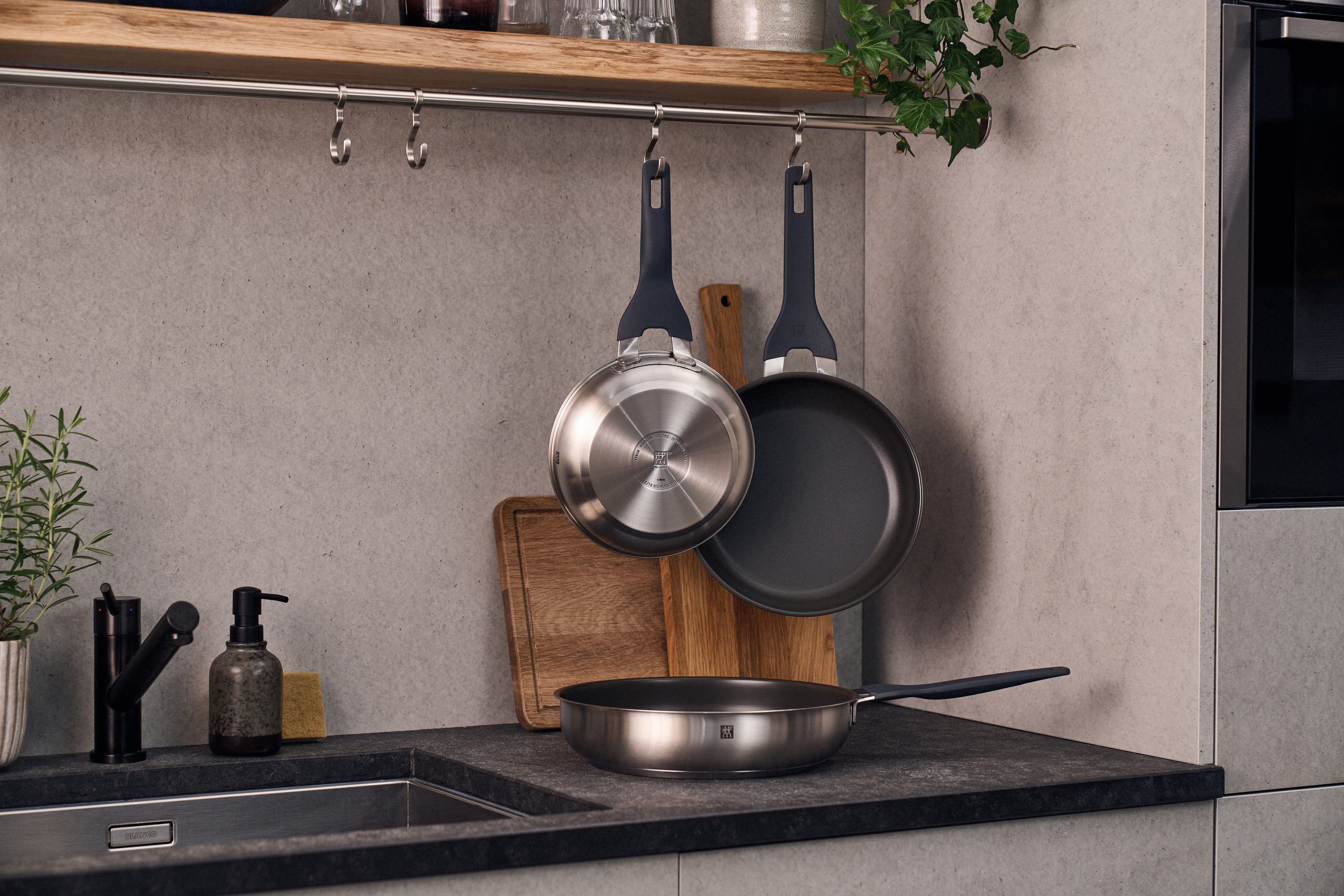 Zwilling Bratpfanne Simplify, Edelstahl 18/10 (1-tlg), Keramikbeschichtung, Stay-Cool-Griffe, Sandwichboden