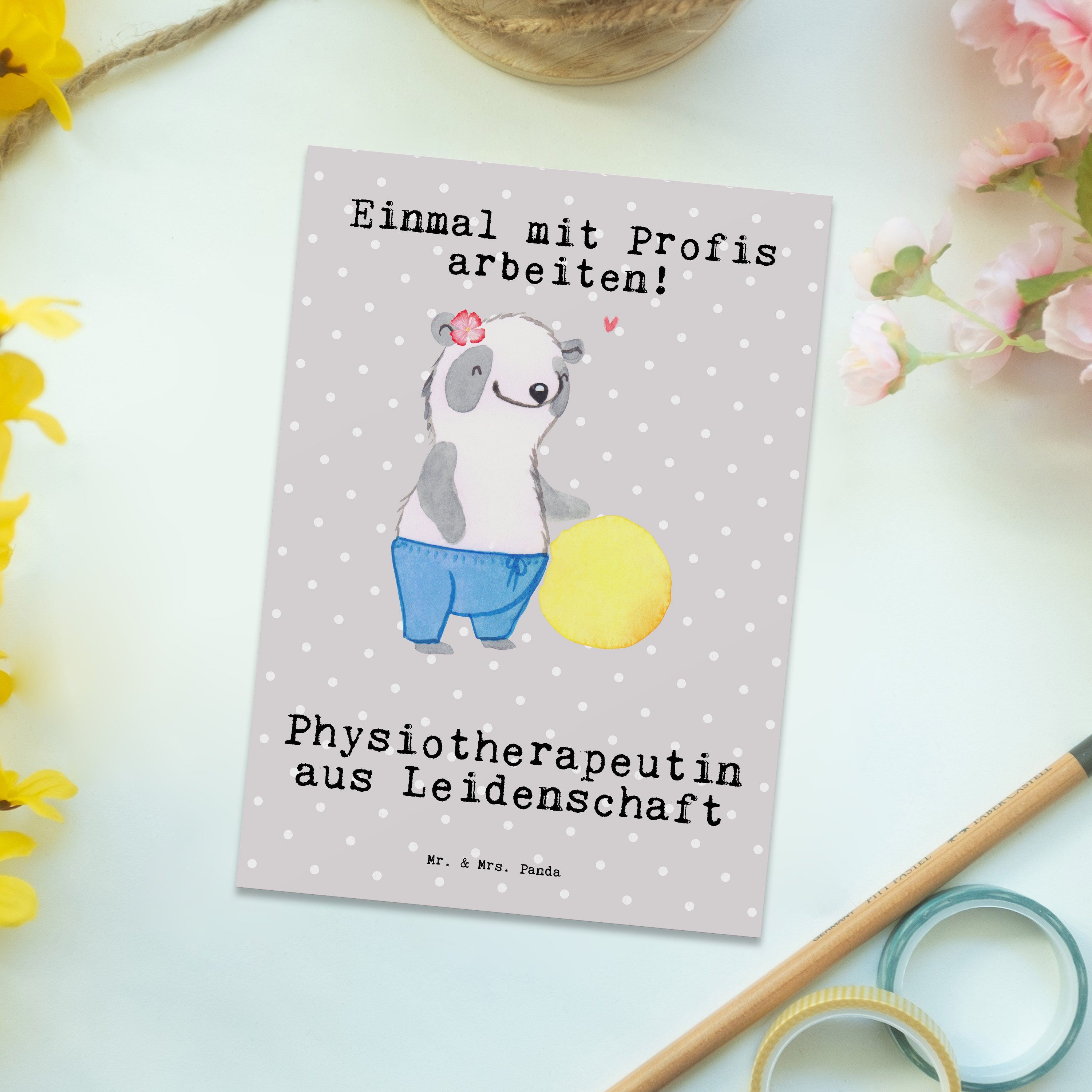 Mr. & Mrs. Panda Postkarte Physiotherapeutin aus Leidenschaft - Grau Pastell - Geschenk, Dankesk