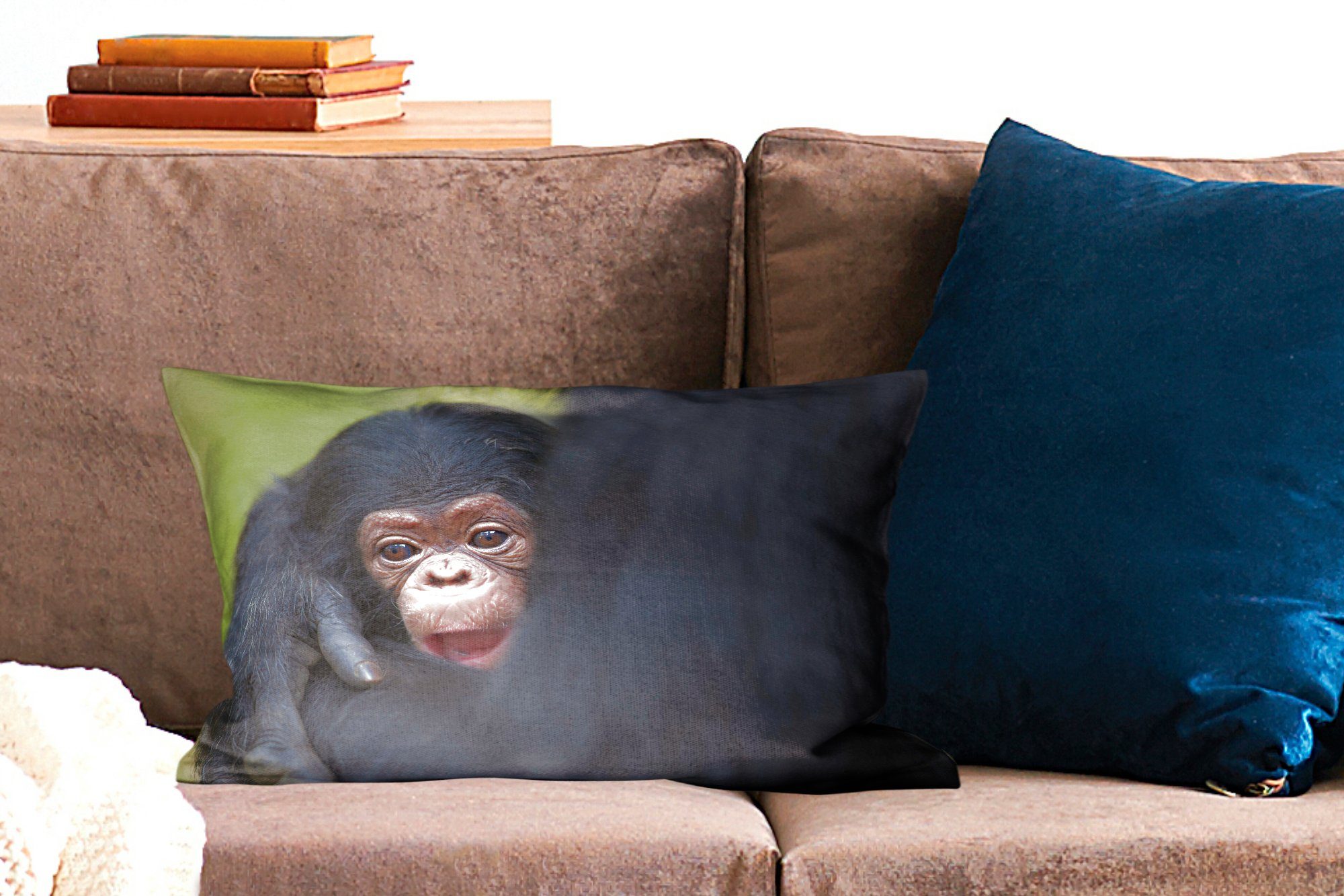kleiner Dekoration, MuchoWow den Füllung, in Armen Ein Tansania, Schimpanse Dekokissen seiner mit in Dekokissen Wohzimmer Zierkissen, Mutter Schlafzimmer