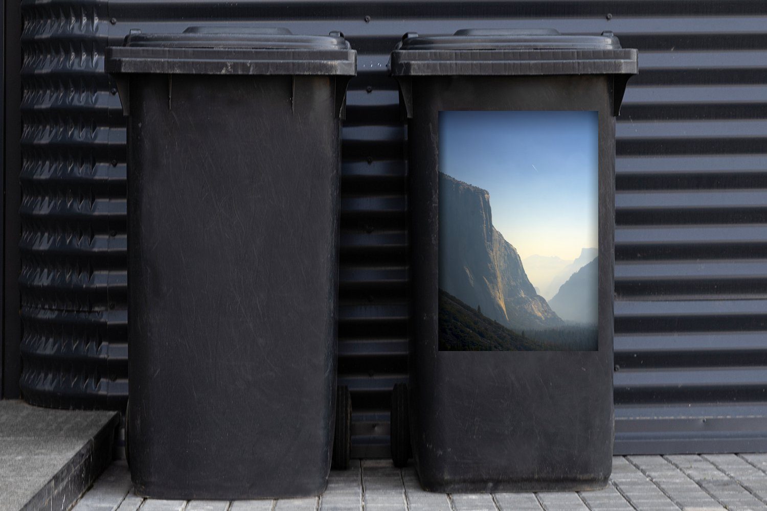 MuchoWow Wandsticker Ein Berg im Mülltonne, Sticker, (1 Mülleimer-aufkleber, St), Yosemite-Nationalpark Container, Abfalbehälter