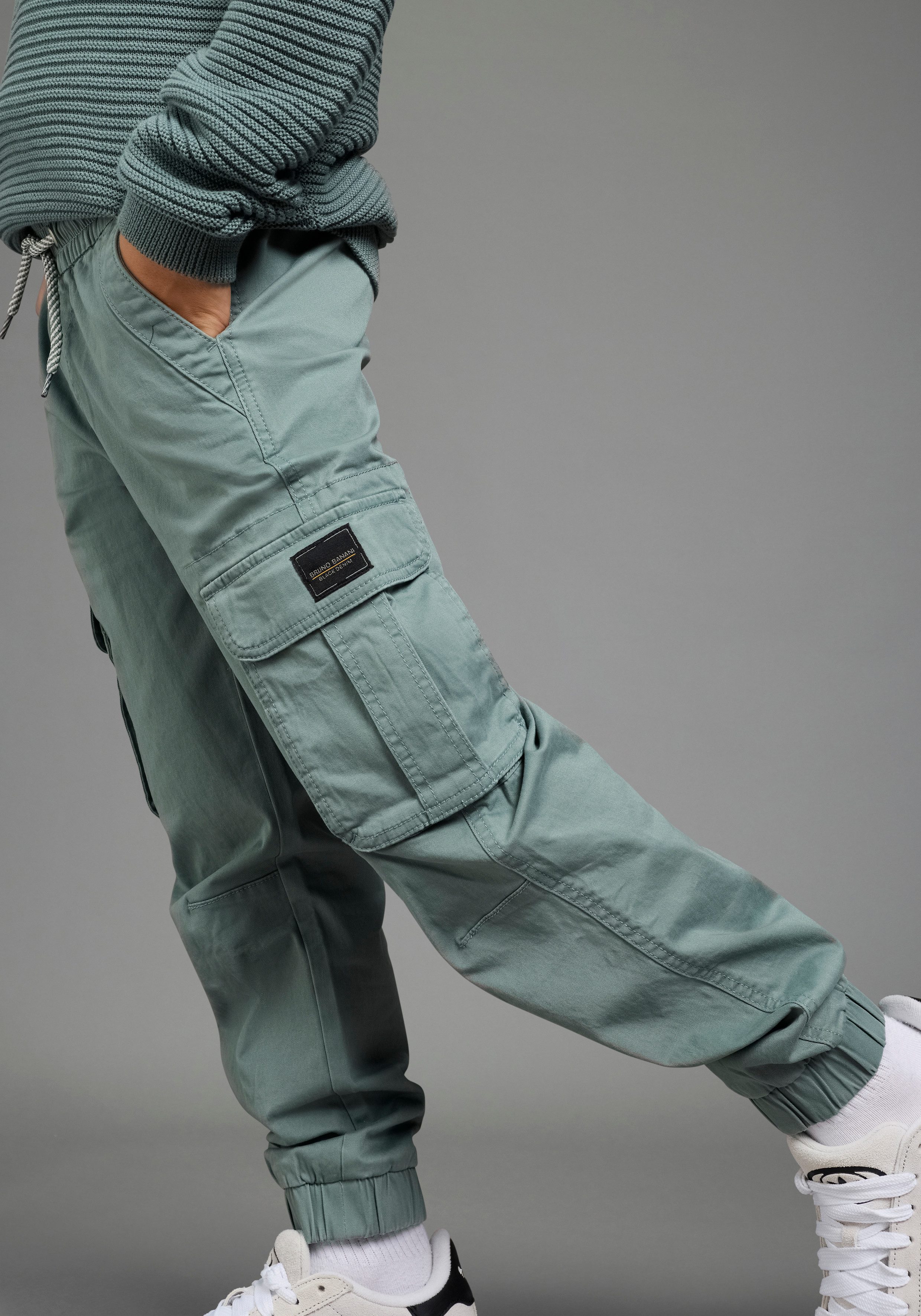Bruno Banani Cargohose Cargohose mit BRUNO BANANI Badge Cargo-Twillhose, gerade Passform, Basic-Stil, elastische Webware – Bild 3 von 5
