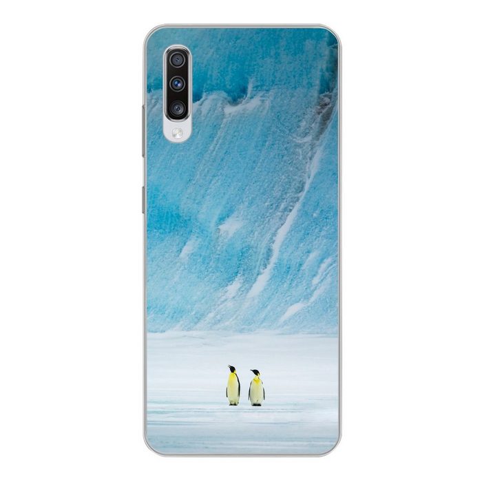 MuchoWow Handyhülle Zwei Kaiserpinguine vor einem Eisberg Phone Case Handyhülle Samsung Galaxy A70 Silikon Schutzhülle