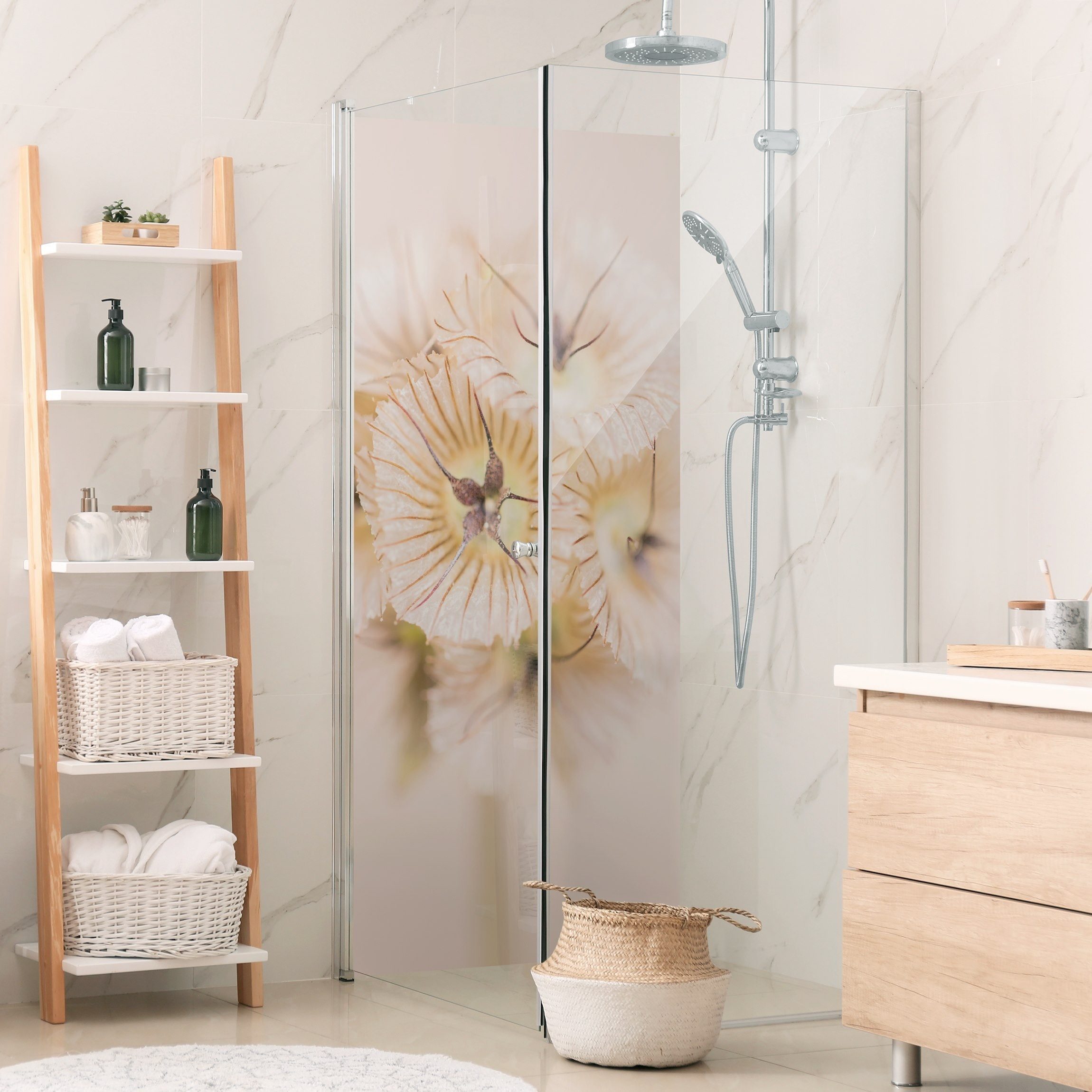 Bilderdepot24 Duschrückwand Blumen pastell Duschrückwand ohne Bohren Dusche Landhaus, (1-tlg., 0,61 mm starke Folie selbstklebend Wandpaneele Dusche versch. Größen), fugenlose & wasserfeste Motiv Rückwand Wandverkleidung für Duschkabine