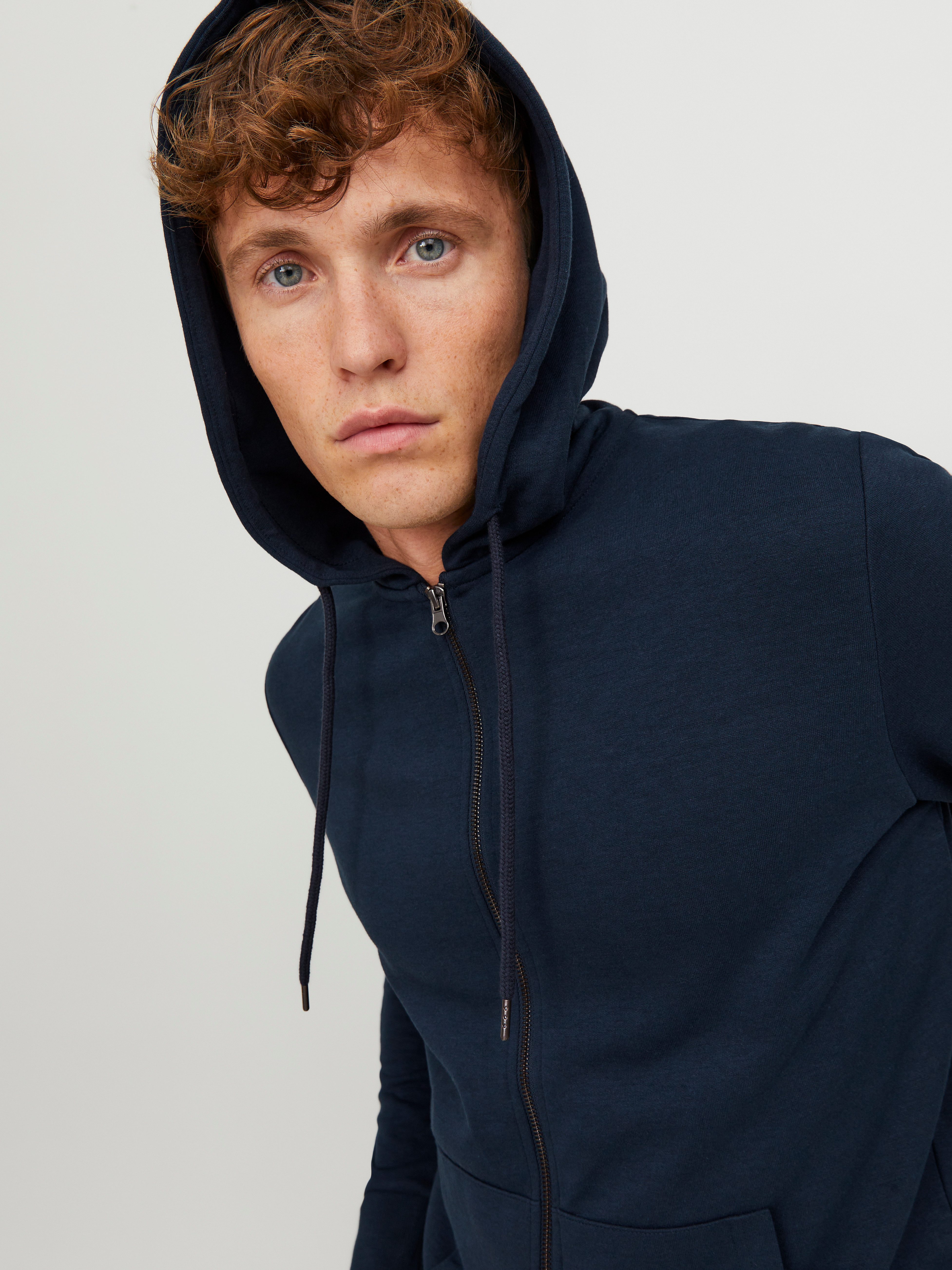 Jack & Jones Kapuzensweatjacke JJEBASIC Hoodie mit Rippbündchen und angenehmem Tragegefühl unifarben, modisch, regular fit, Baumwollmischung, Rundhals