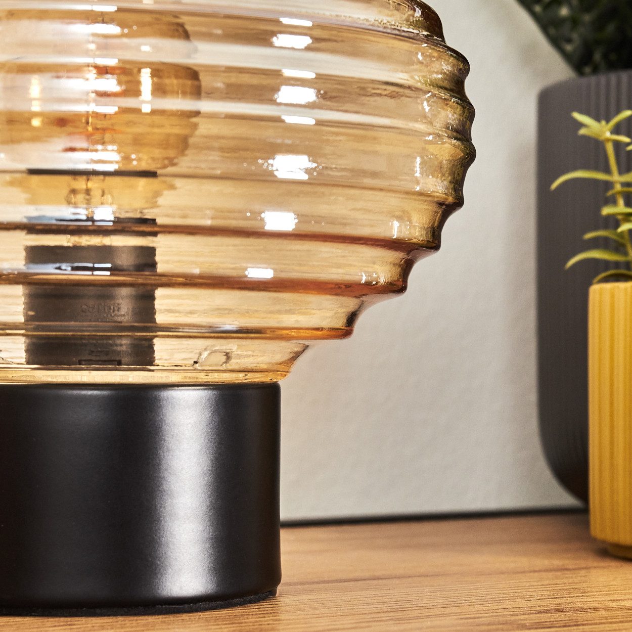 hofstein Tischleuchte Tischlampe aus Metall/Glas in Schwarz/Bernstein, ohne Leuchtmittel, mit Glasschirm (15,5cm) u. An/-Auschalter, 1x E14, ohne Leuchtmittel