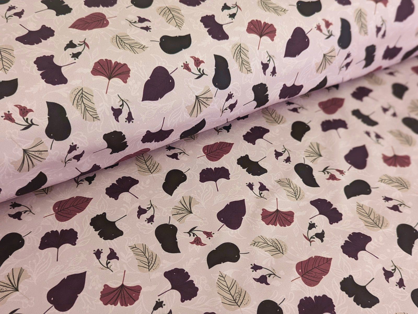 Corileo Stoff Softshell Herbstliche Blätter Blüten auf Dusty Pink Regenstoff, Regenabweisend